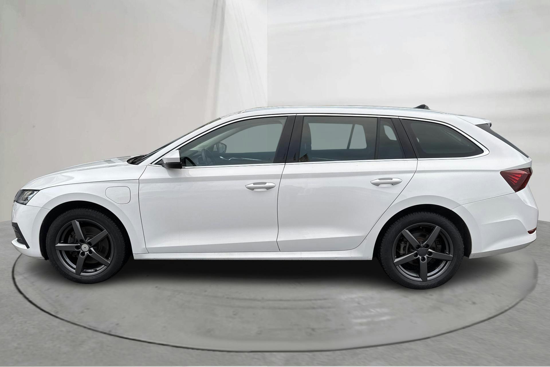 Presentation photo 2 of 16: Skoda Octavia 1.4 iV PHEV Combi (204hk) - 127 650 km - Automatic - white - 2022