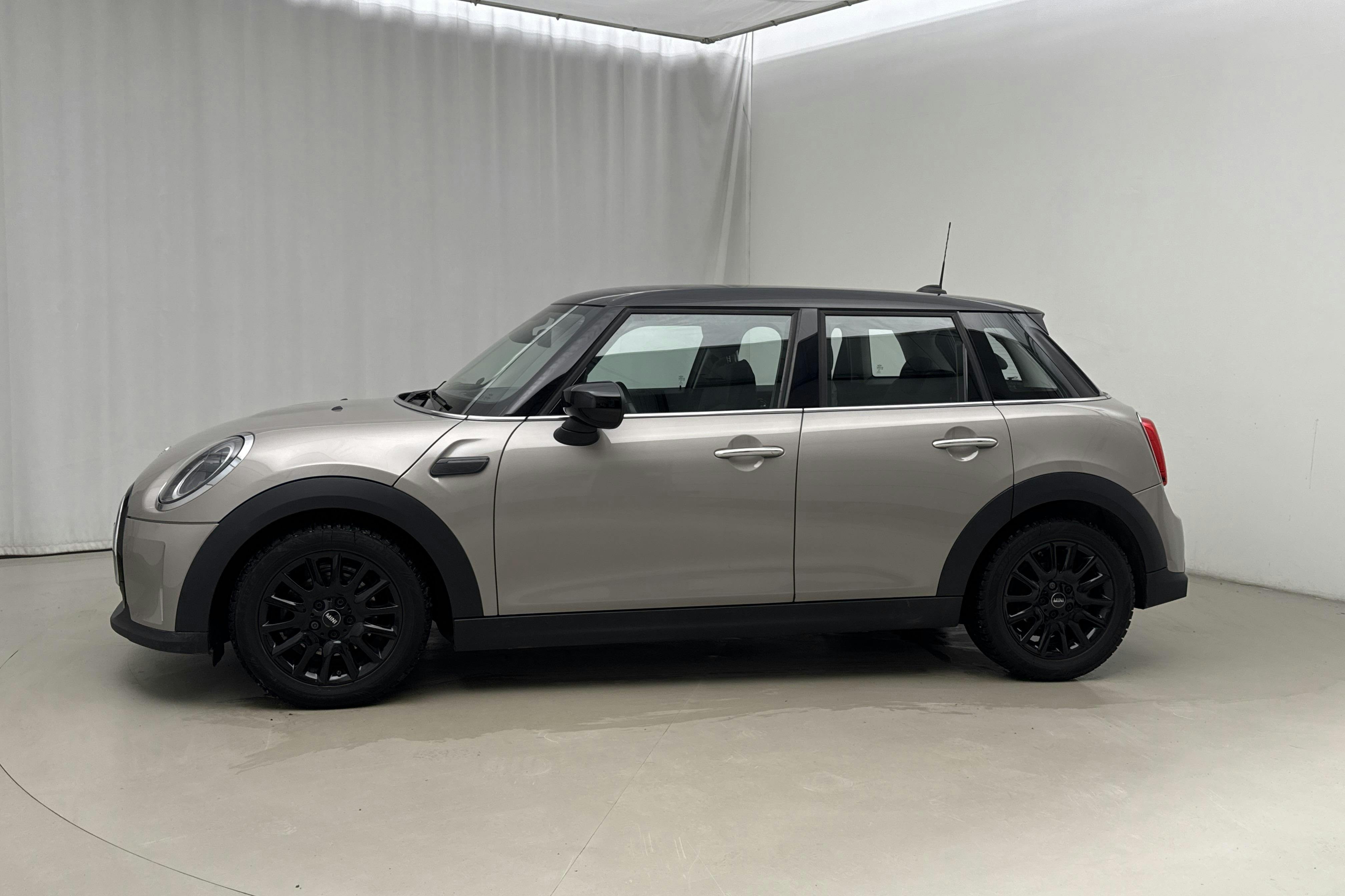 Presentationsfoto 2 av 13: MINI Cooper Hatch 5dr, F55 LCI (136hk) - 10 389 mil - Manuell - grå - 2022