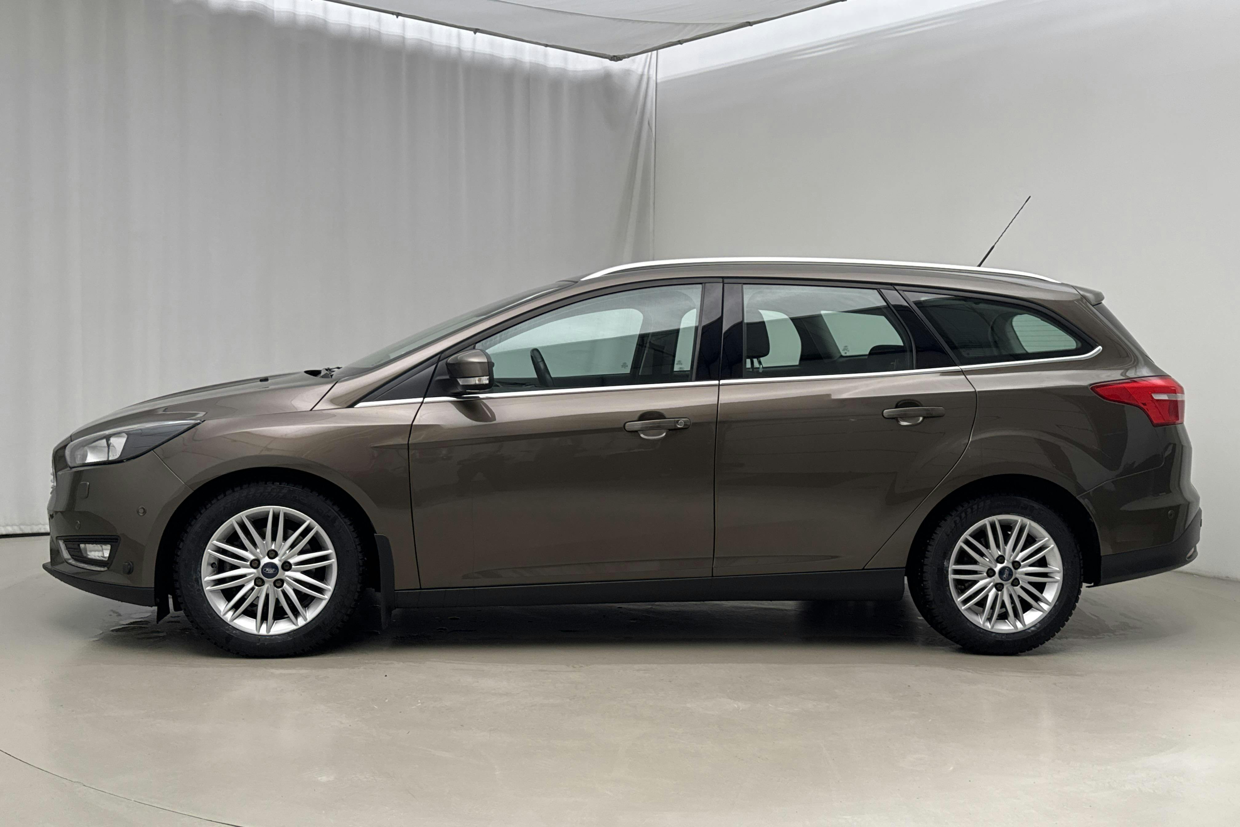 Esittelykuva 2 osoitteesta 17: Ford Focus 1.0 EcoBoost Kombi (125hk) - 126 040 km - Manuaalinen - ruskea - 2016