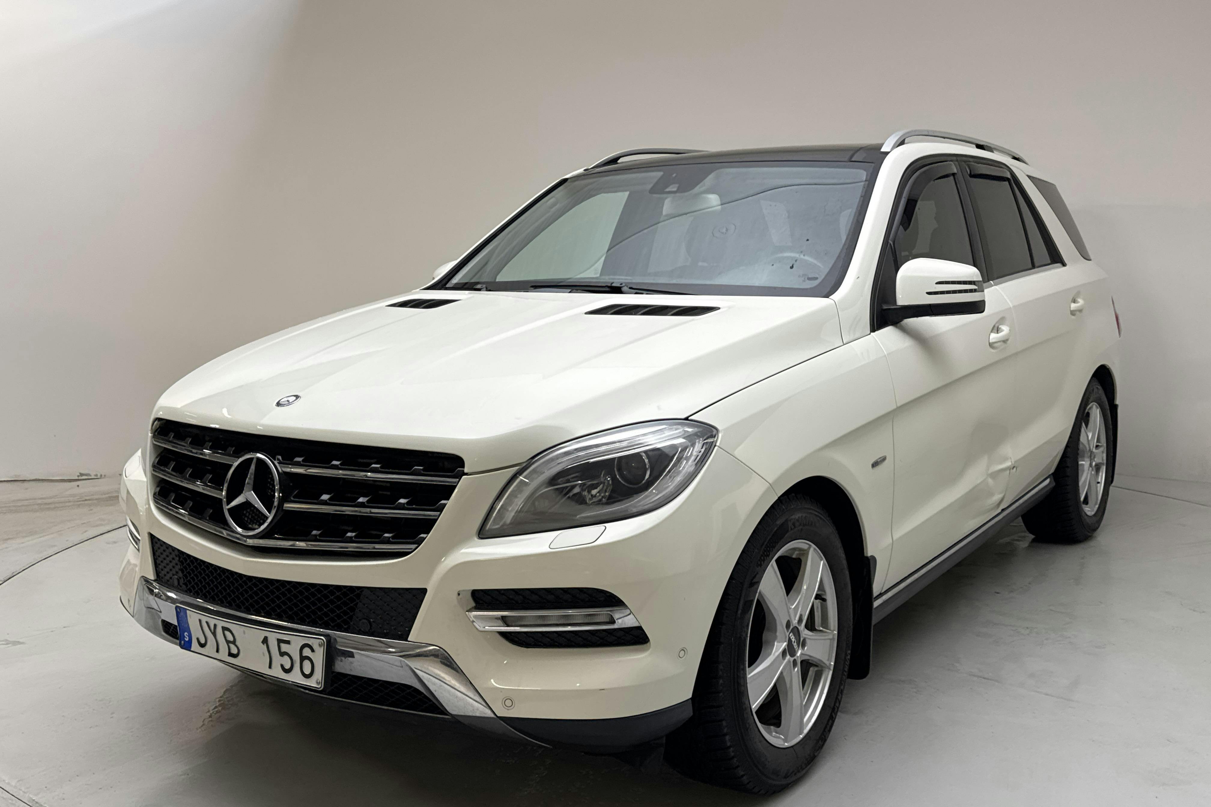 Presentationsfoto 1 av 15: Mercedes ML 250 CDI BlueTEC W166 (204hk) - 18 397 mil - Automat - vit - 2012