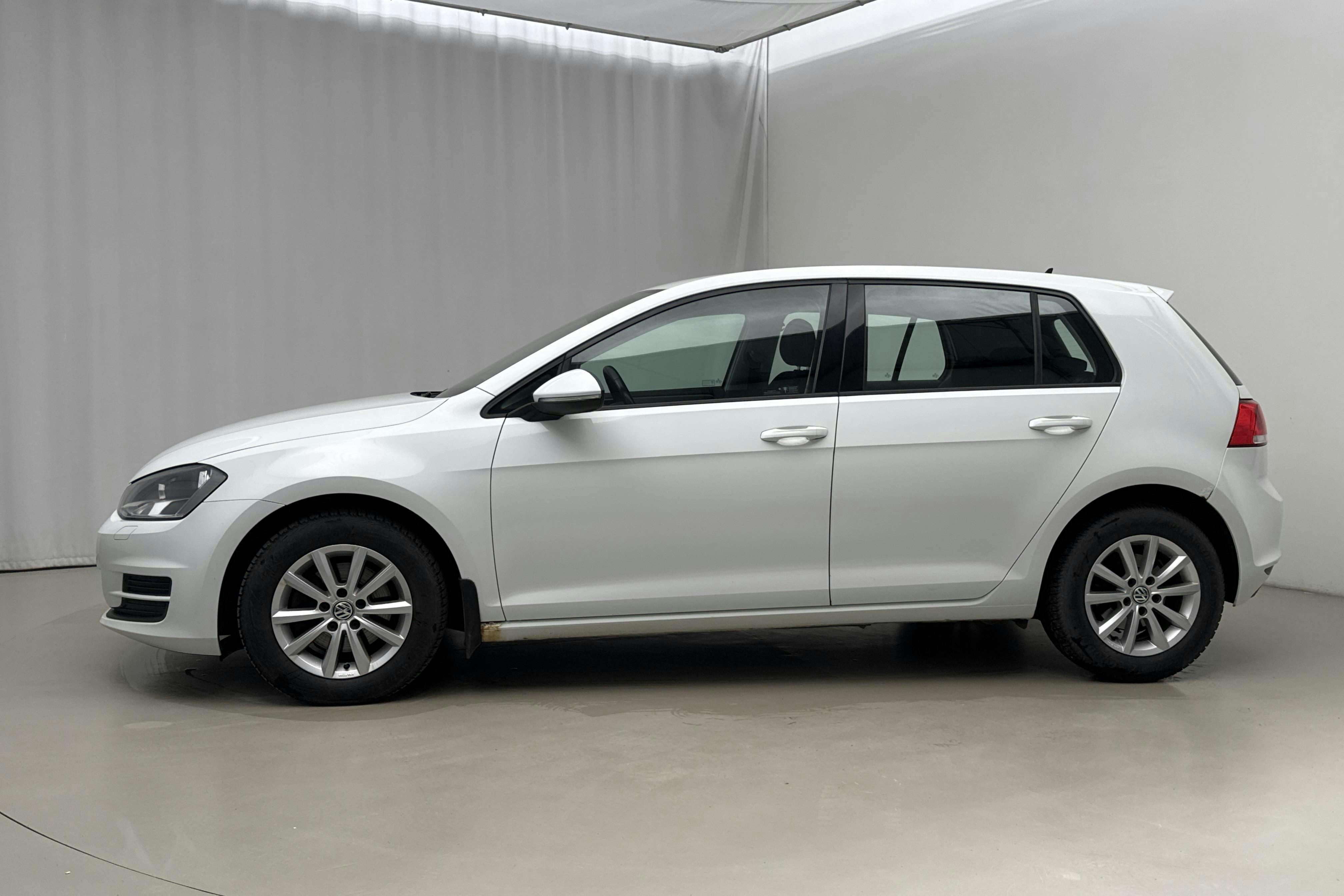 Zdjęcie prezentacyjne 2 z 19: VW Golf VII 1.6 TDI BlueMotion Technology 5dr (105hk) - 190 900 km - Automatyczna - biały - 2013