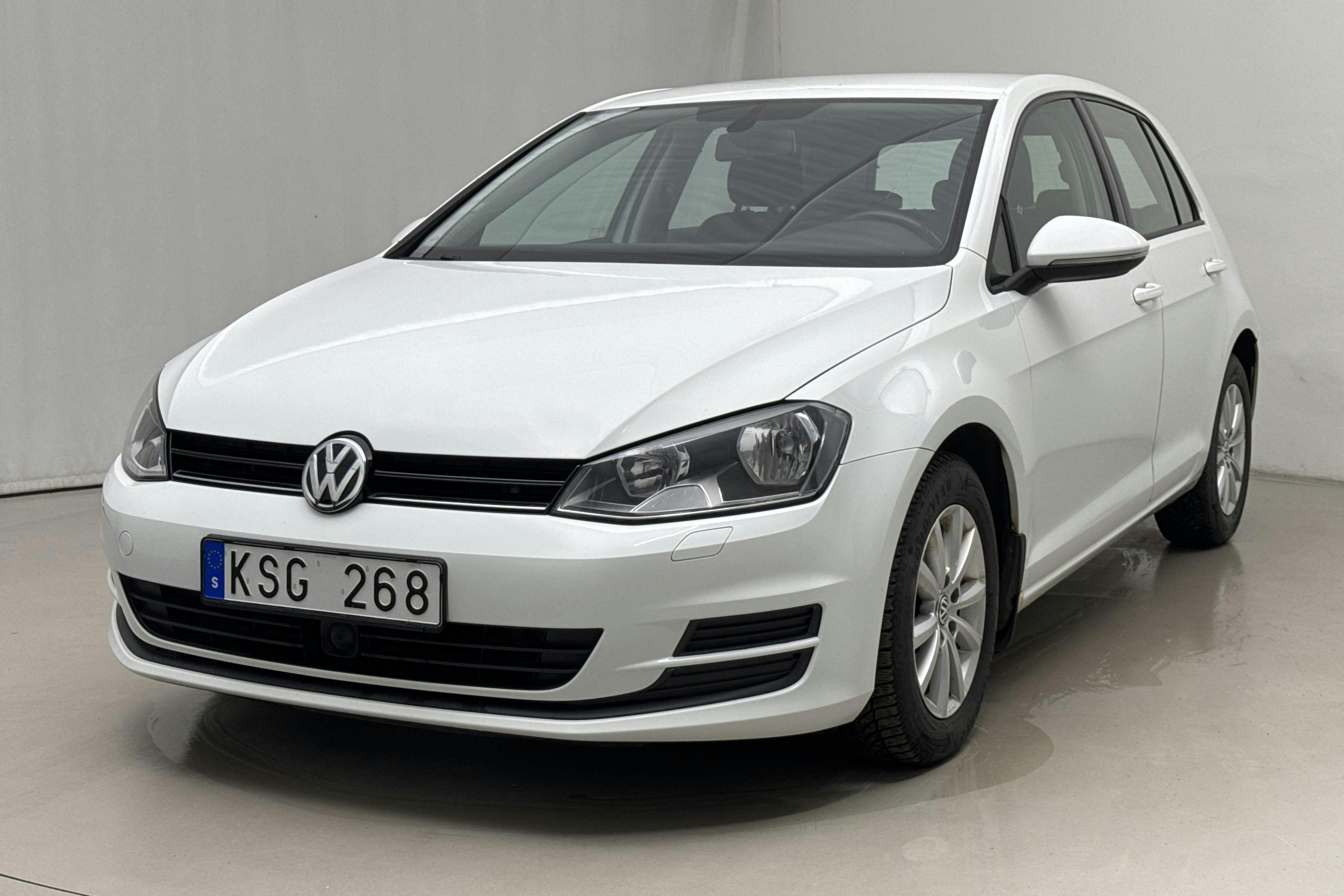 Zdjęcie prezentacyjne 1 z 19: VW Golf VII 1.6 TDI BlueMotion Technology 5dr (105hk) - 190 900 km - Automatyczna - biały - 2013