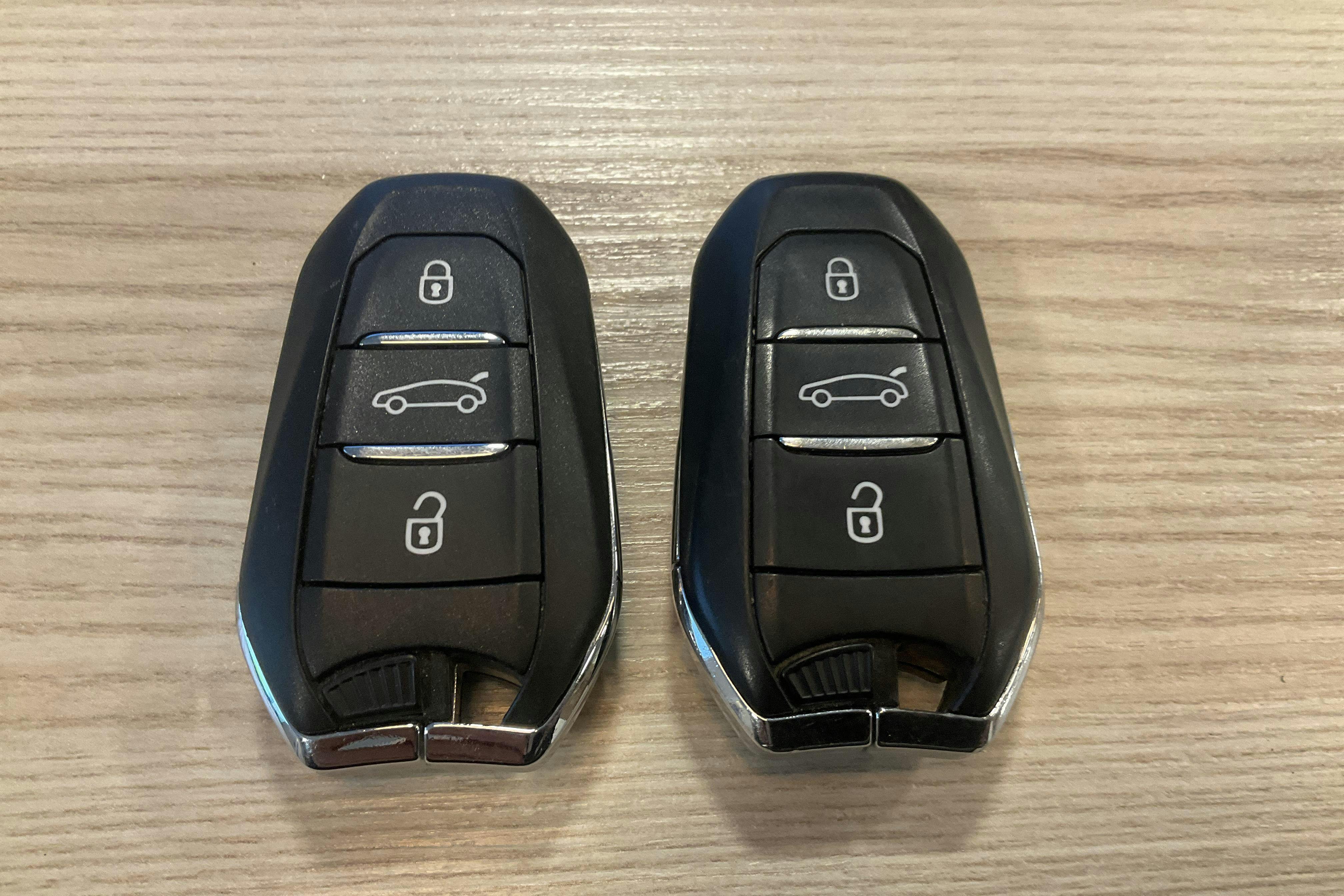 Esittelykuva 18 osoitteesta 18: Peugeot 3008 1.6 Plug-in Hybrid 4 (300hk) - 113 900 km - Automaattinen - punainen - 2020