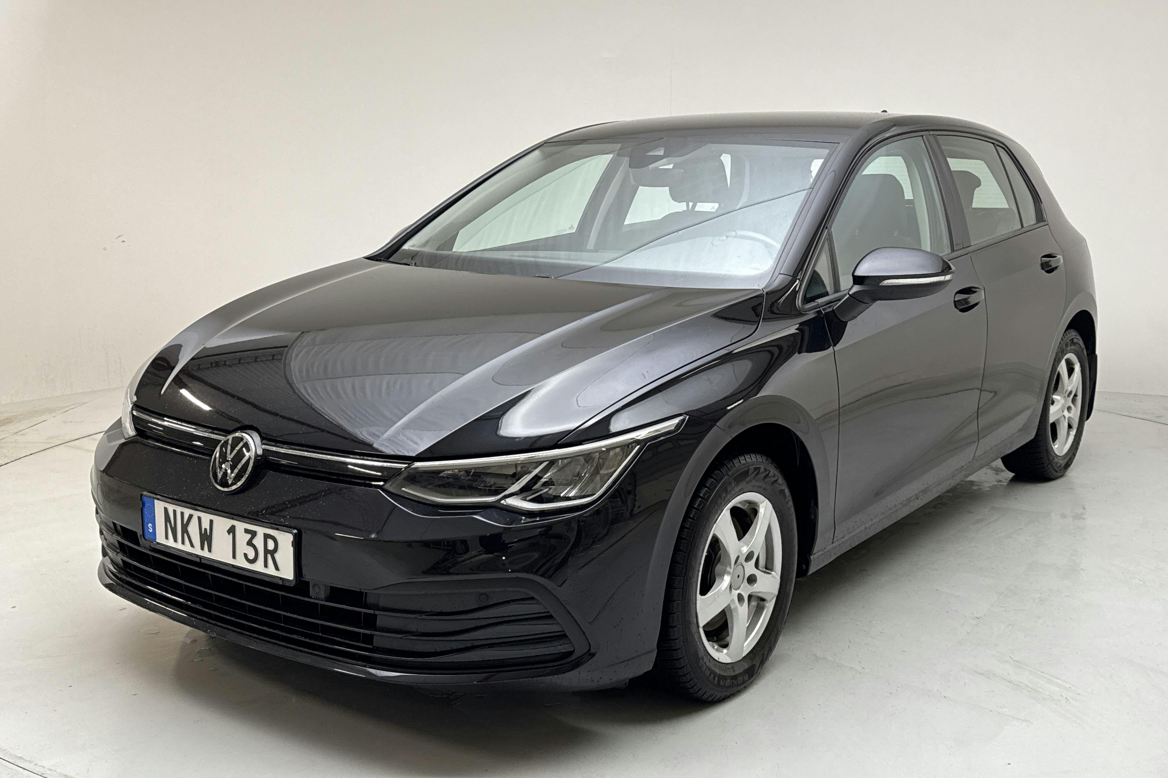 Presentation photo 1 of 13: VW Golf VIII 1.0 TSI 5dr (110hk) - 79 110 km - Manual - black - 2021