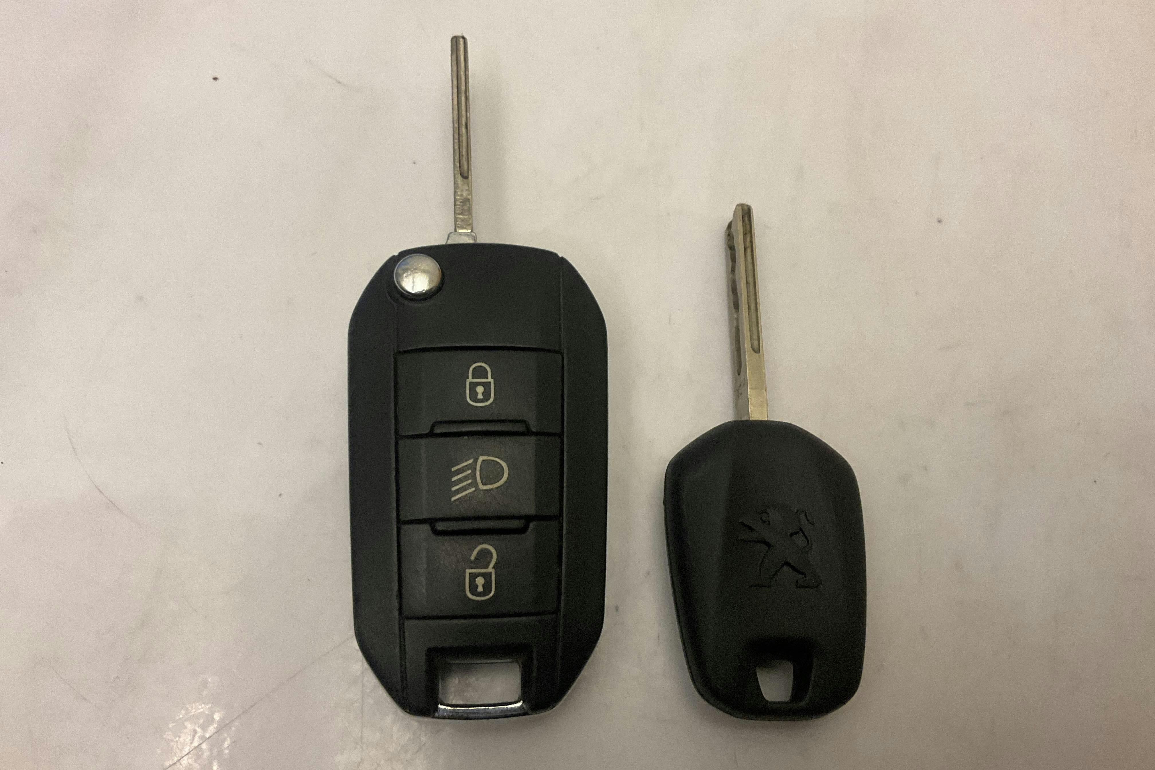 Esitlusfoto 13 aadressil 13: Peugeot 308 BlueHDi 5dr (130hk) - 213 960 km - Käsitsi - Dark Grey - 2019