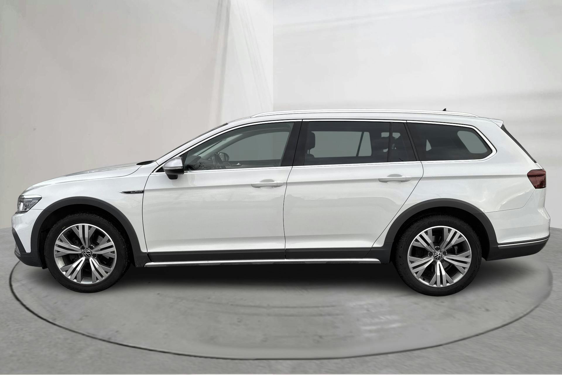 Presentation photo 2 of 14: VW Passat Alltrack 2.0 TDI Sportscombi 4Motion (200hk) - 121 650 km - Automatic - white - 2022