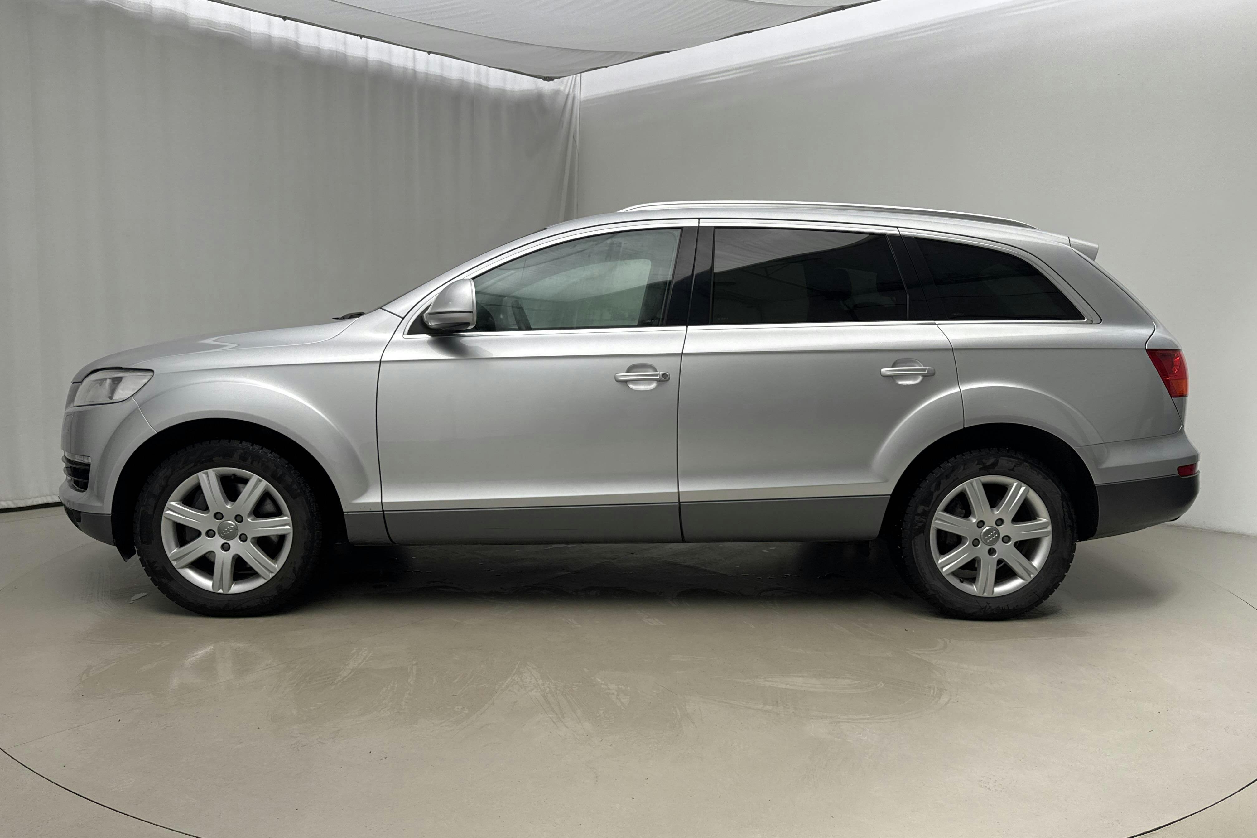 Presentationsfoto 2 av 21: Audi Q7 3.0 TDI quattro (233hk) - 21 229 mil - Automat - silver - 2007