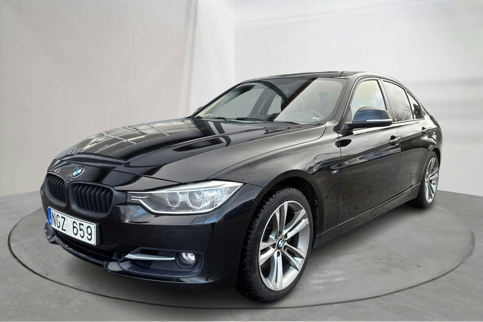 Presentationsfoto 1 av 14: BMW 328i Sedan, F30 (245hk) - 16 133 mil - Manuell - svart - 2013