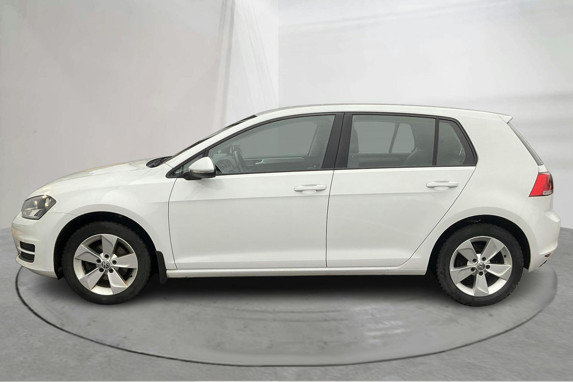Esittelykuva 2 osoitteesta 15: VW Golf VII 1.2 TSI 5dr (110hk) - 107 610 km - Manuaalinen - valkoinen - 2016