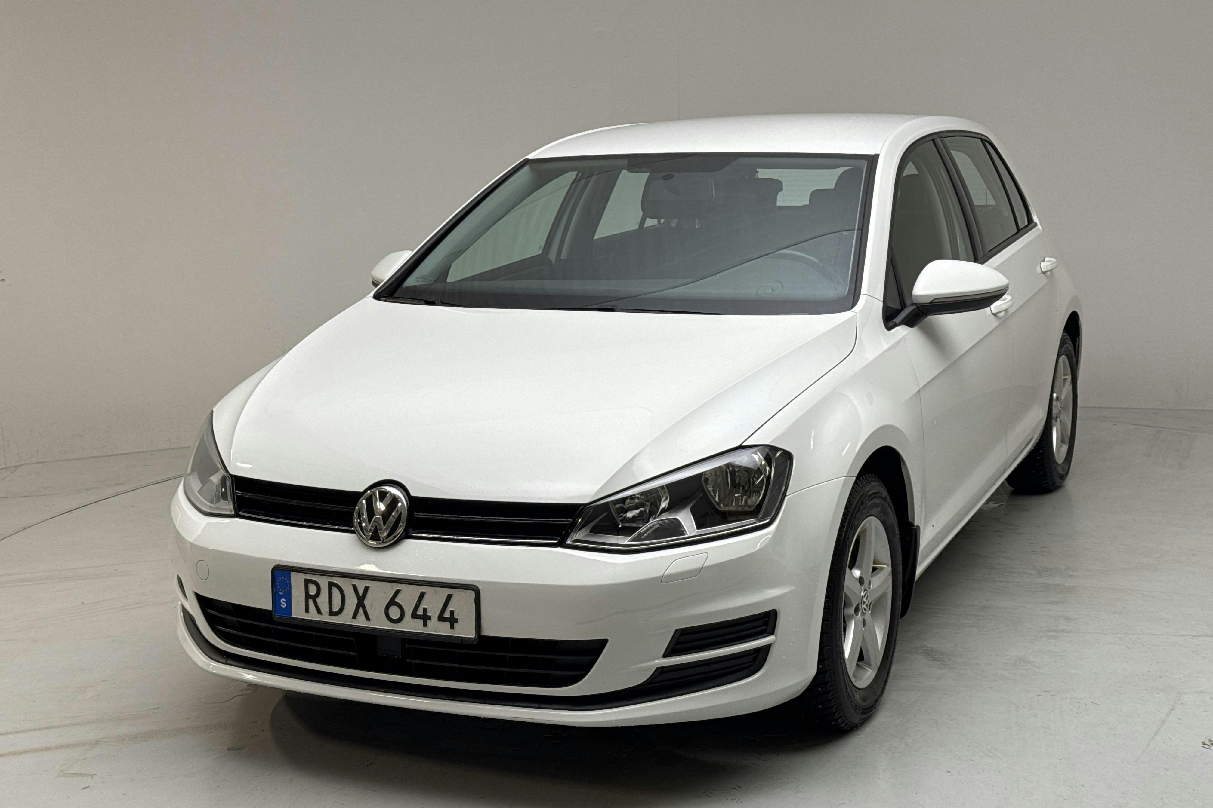 Presentationsfoto 1 av 12: VW Golf VII 1.2 TSI 5dr (110hk) - 17 577 mil - Automat - vit - 2016