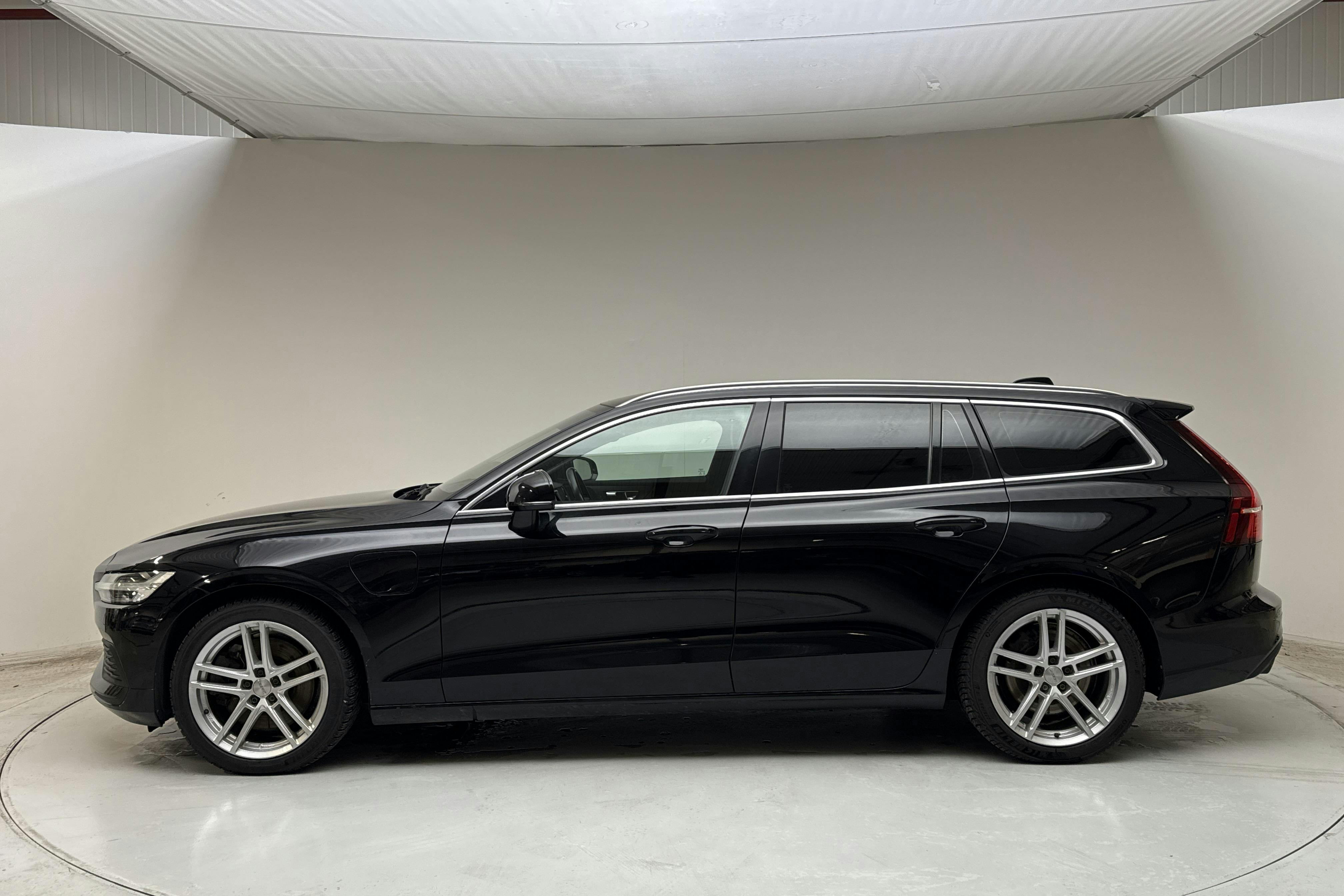 Esitlusfoto 2 aadressil 17: Volvo V60 T6 AWD Twin Engine (340hk) - 152 180 km - Automaatne - must - 2020