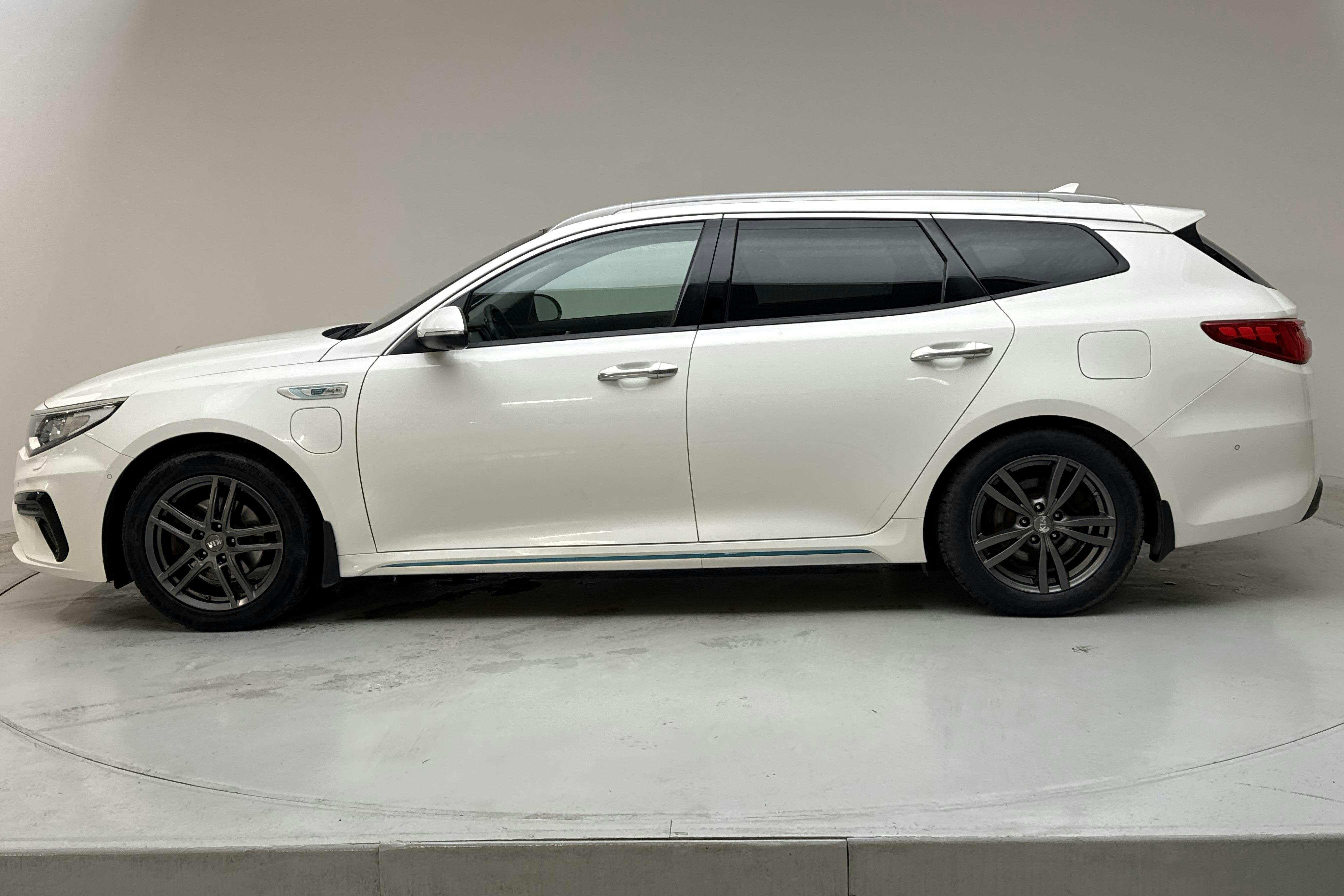 Zdjęcie prezentacyjne 2 z 19: KIA Optima 2.0 GDi Plug-in Hybrid SW (205hk) - 215 340 km - Automatyczna - biały - 2020