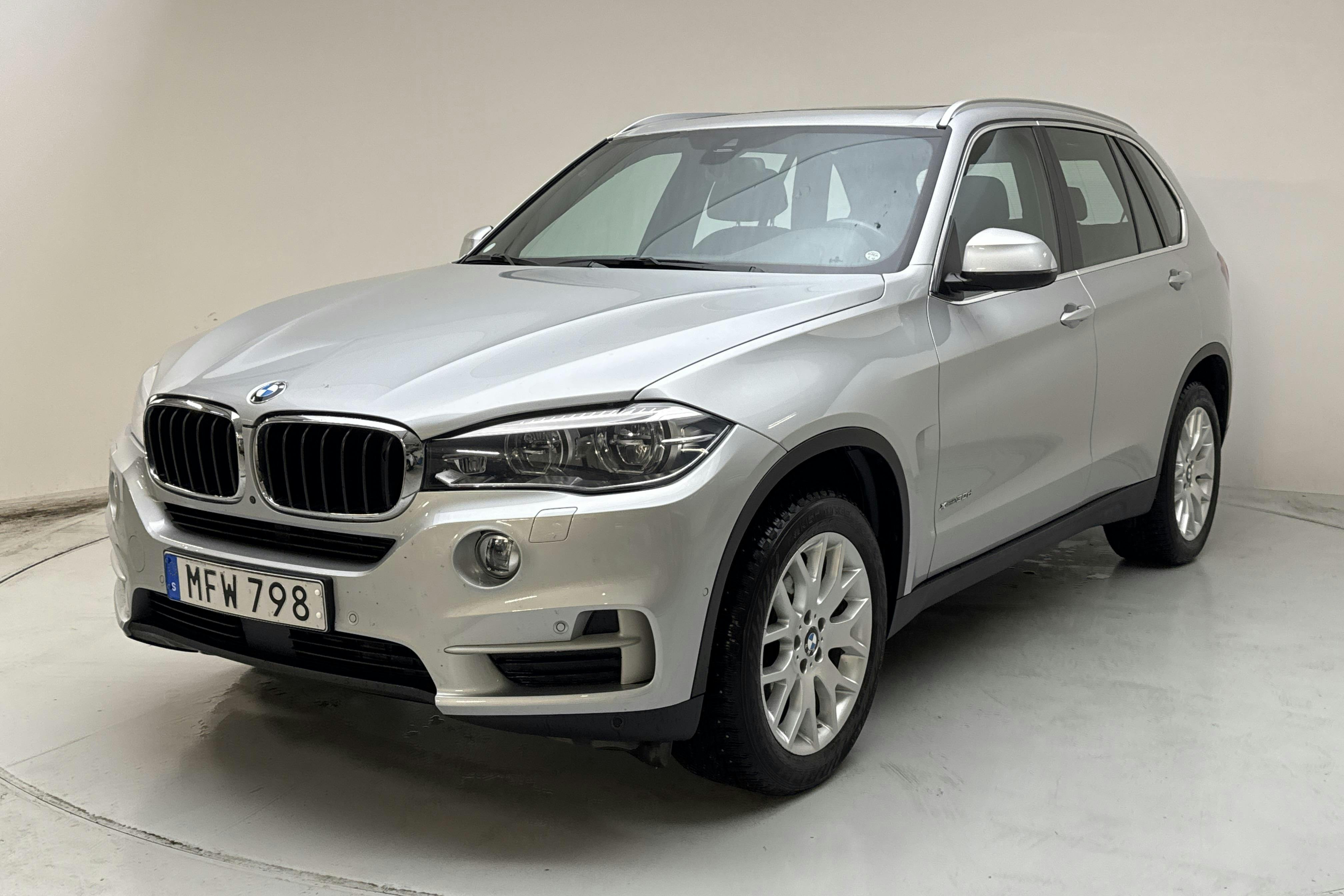 Presentationsfoto 1 av 18: BMW X5 xDrive30d, F15 (258hk) - 7 963 mil - Automat - silver - 2018