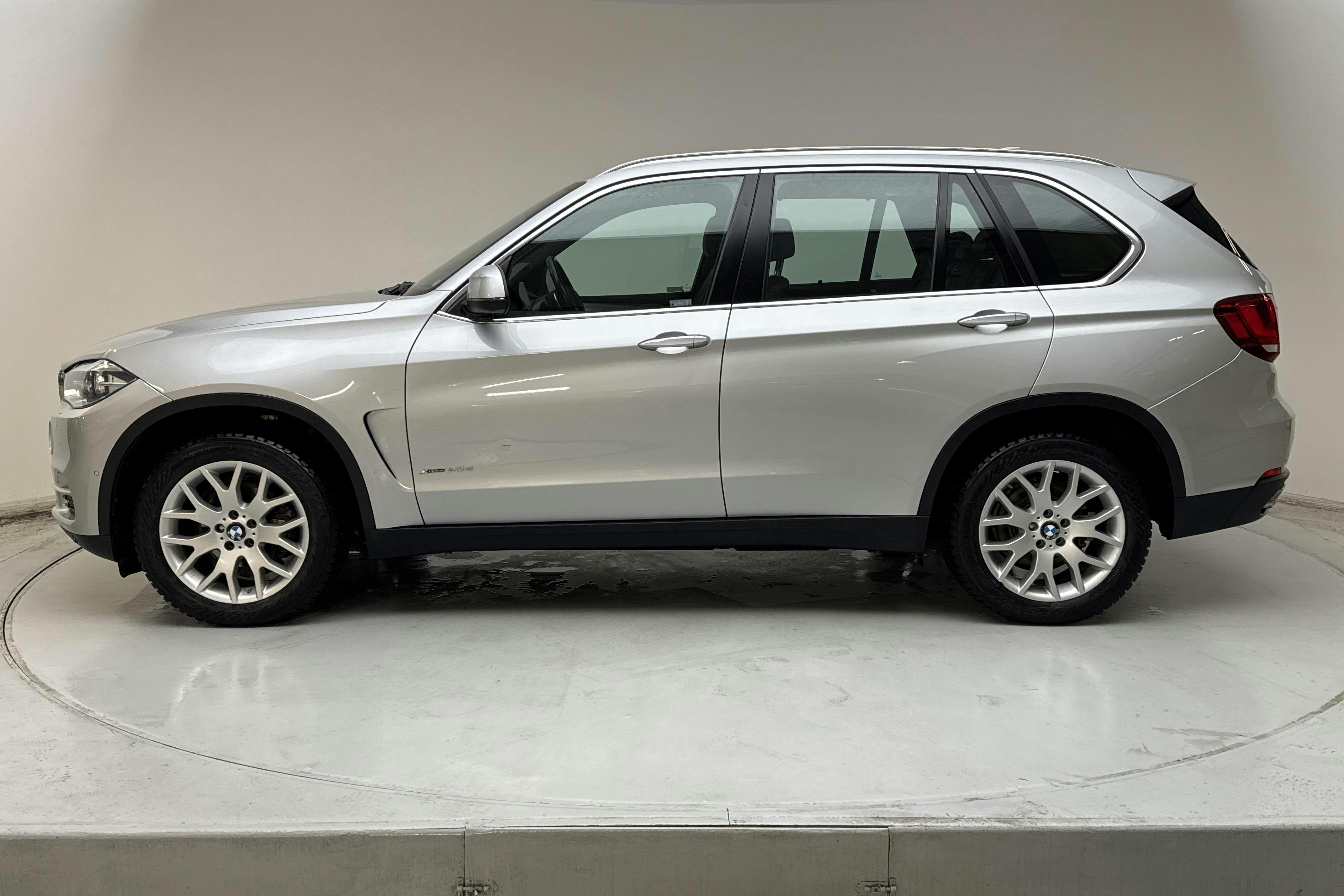 Presentationsfoto 2 av 18: BMW X5 xDrive30d, F15 (258hk) - 7 963 mil - Automat - silver - 2018