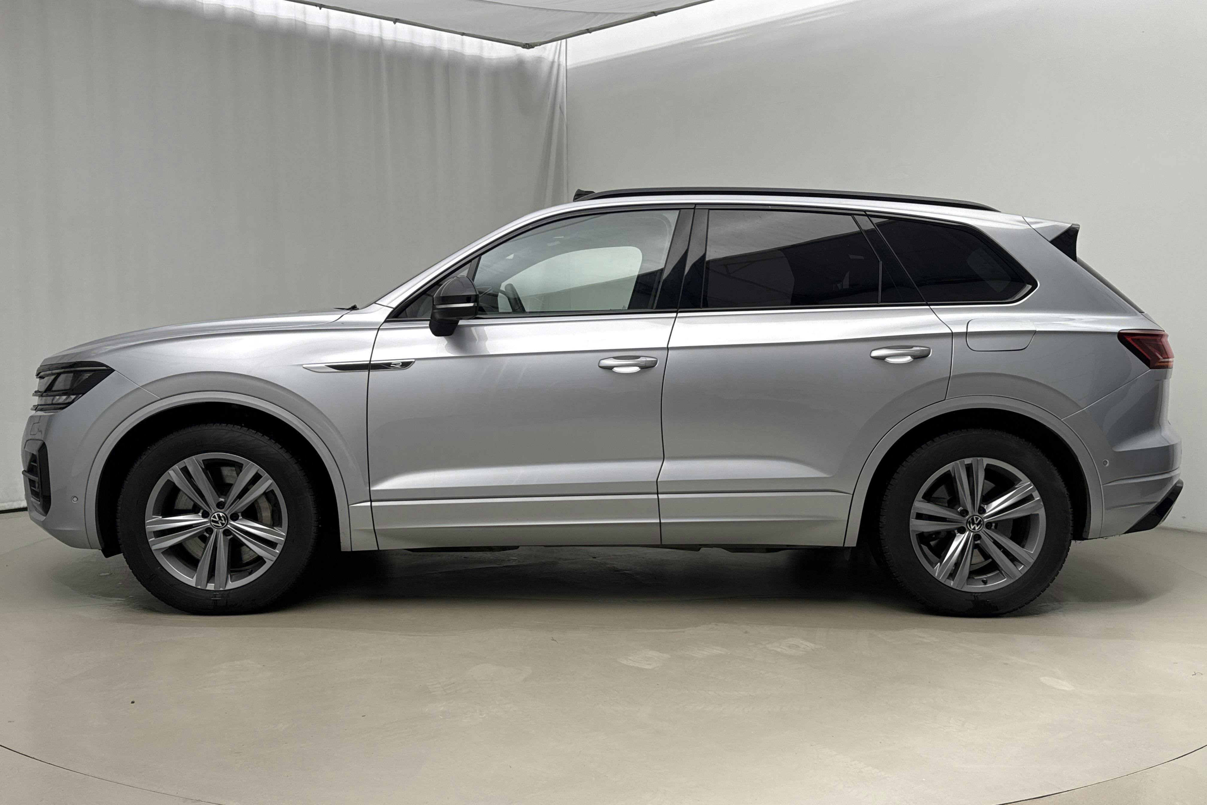 Presentation photo 2 of 27: VW Touareg R V6 TSI e-Hybrid 4Motion (462hk) - 89 990 km - Automatic - silver - 2021