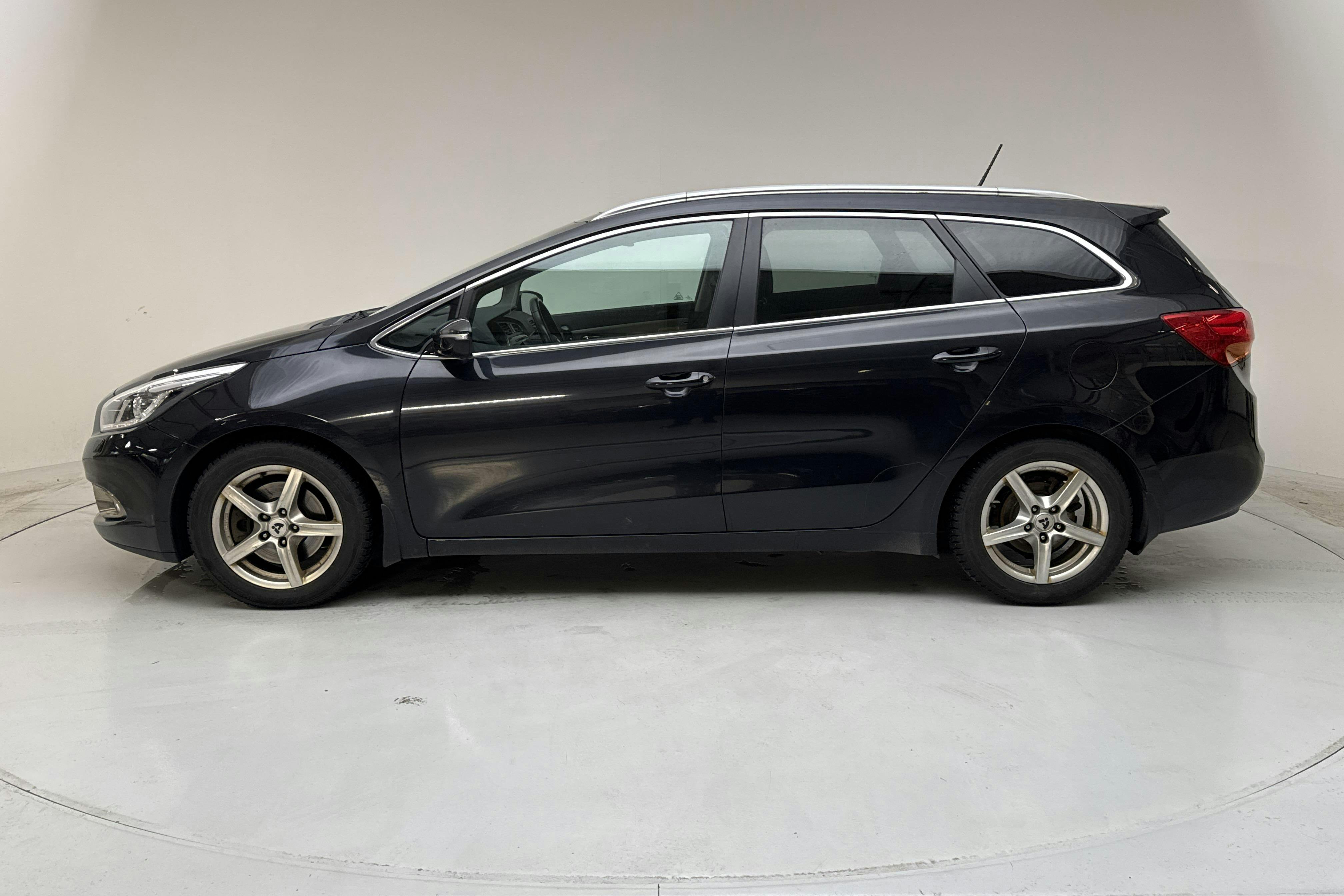 Presentation photo 2 of 14: KIA Cee'd 1.6 CRDi SW (128hk) - 226 830 km - Manual - black - 2014