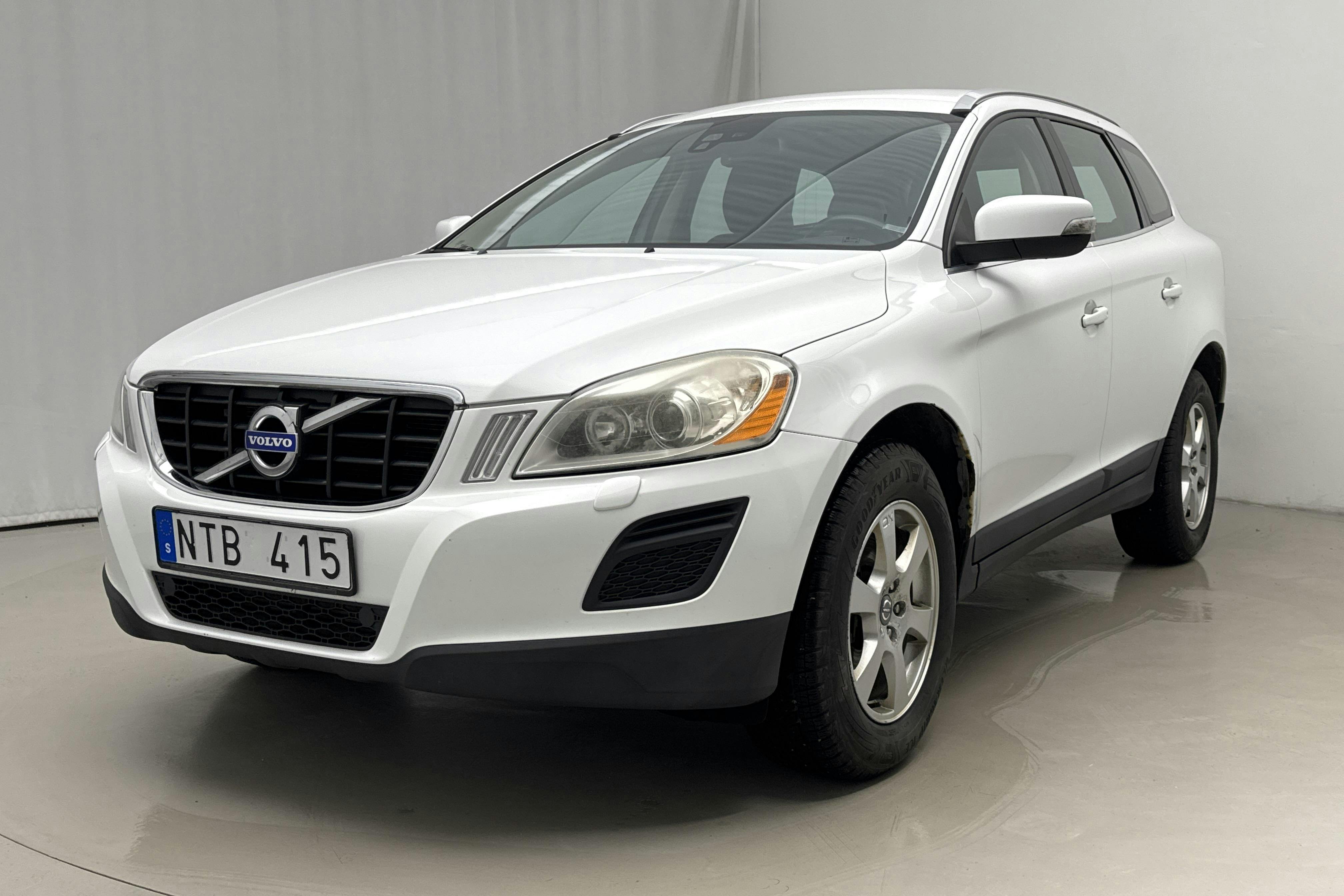 Presentation photo 1 of 17: Volvo XC60 D3 AWD (163hk) - 283 730 km - Manual - white - 2011