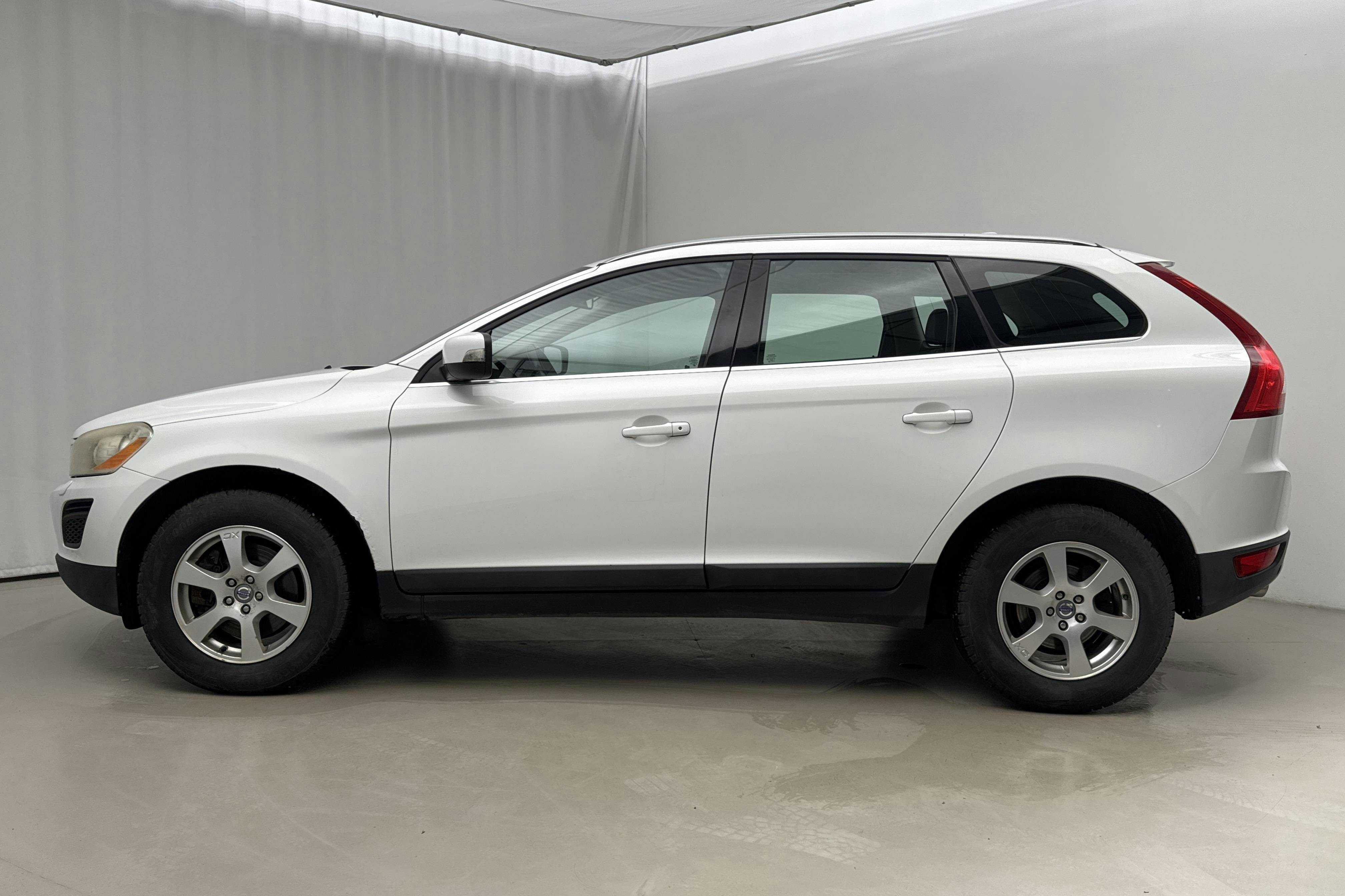 Presentation photo 2 of 17: Volvo XC60 D3 AWD (163hk) - 283 730 km - Manual - white - 2011