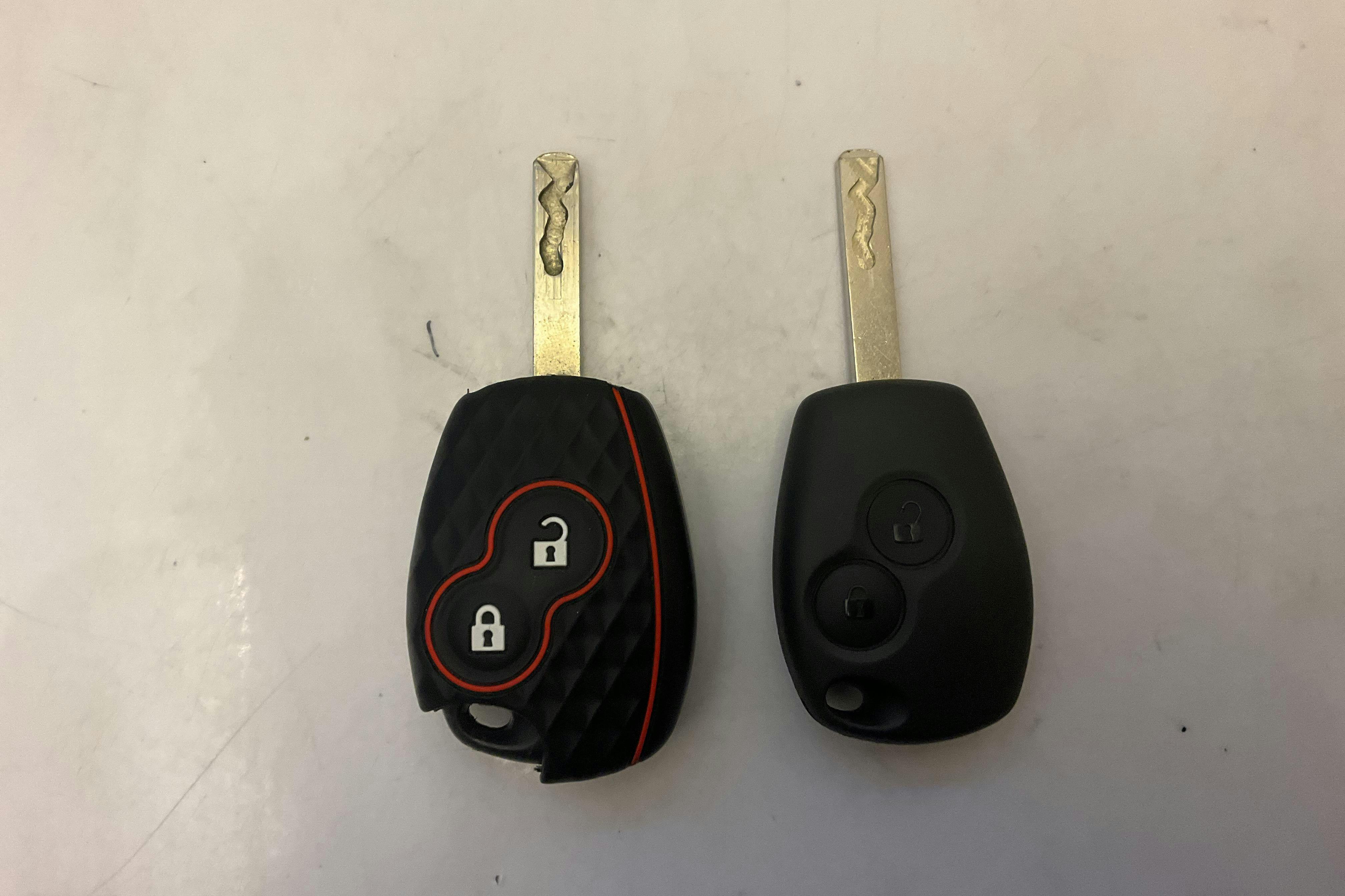 Esittelykuva 13 osoitteesta 13: Renault Clio III 1.6 5dr (112hk) - 92 790 km - Automaattinen - punainen - 2011