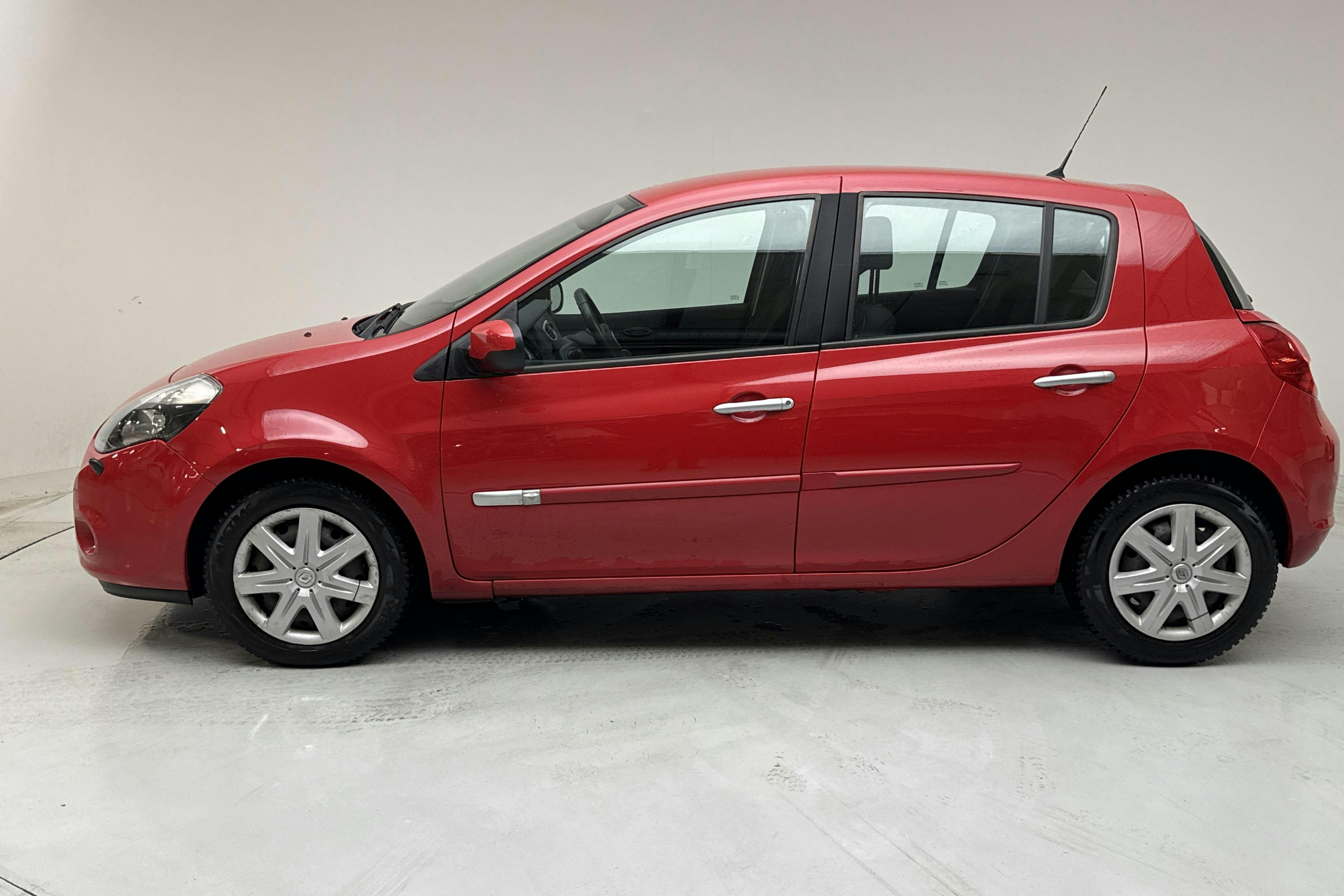 Esittelykuva 2 osoitteesta 13: Renault Clio III 1.6 5dr (112hk) - 92 790 km - Automaattinen - punainen - 2011