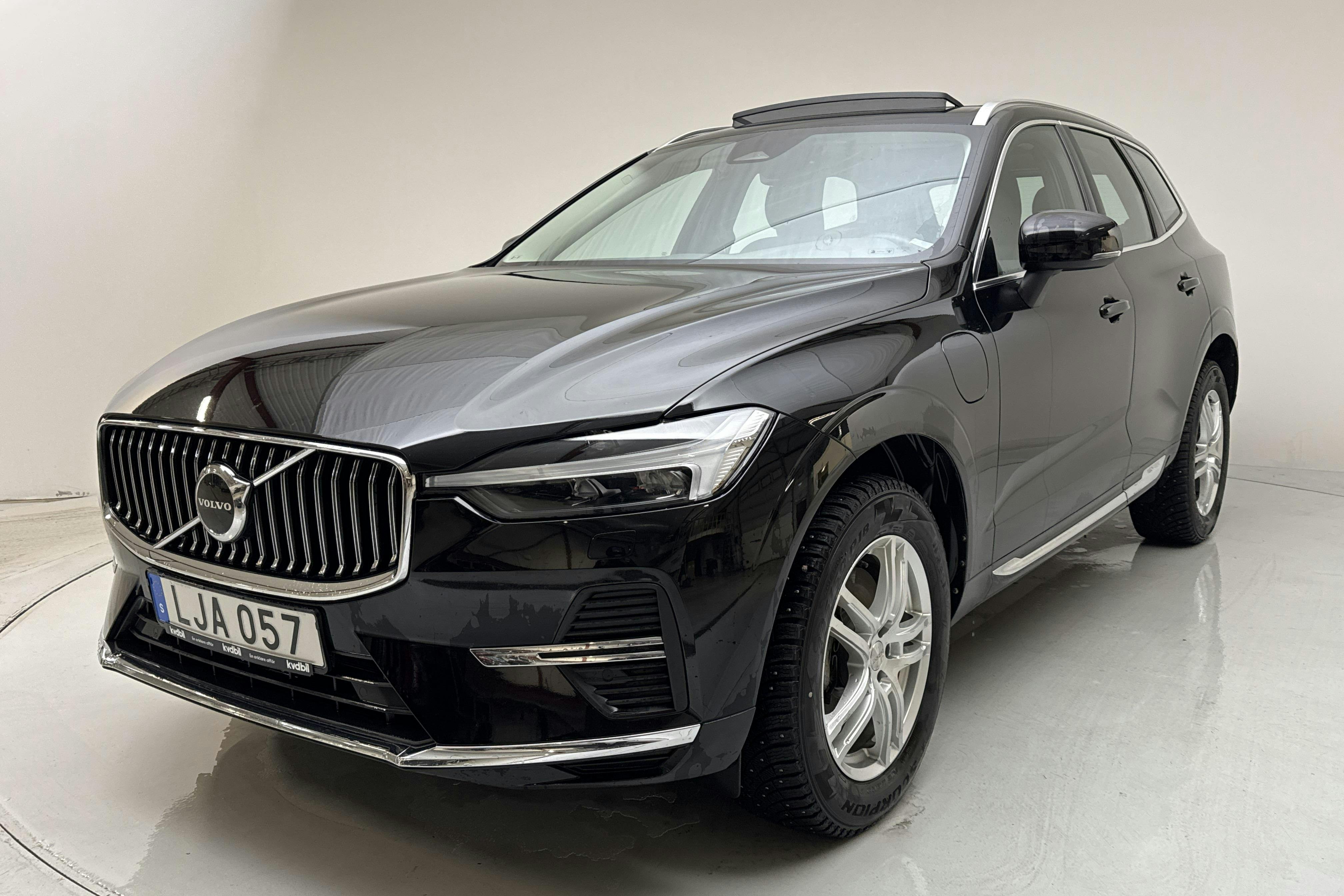 Presentationsfoto 1 av 20: Volvo XC60 T6 AWD Recharge (350hk) - 8 172 mil - Automat - svart - 2023