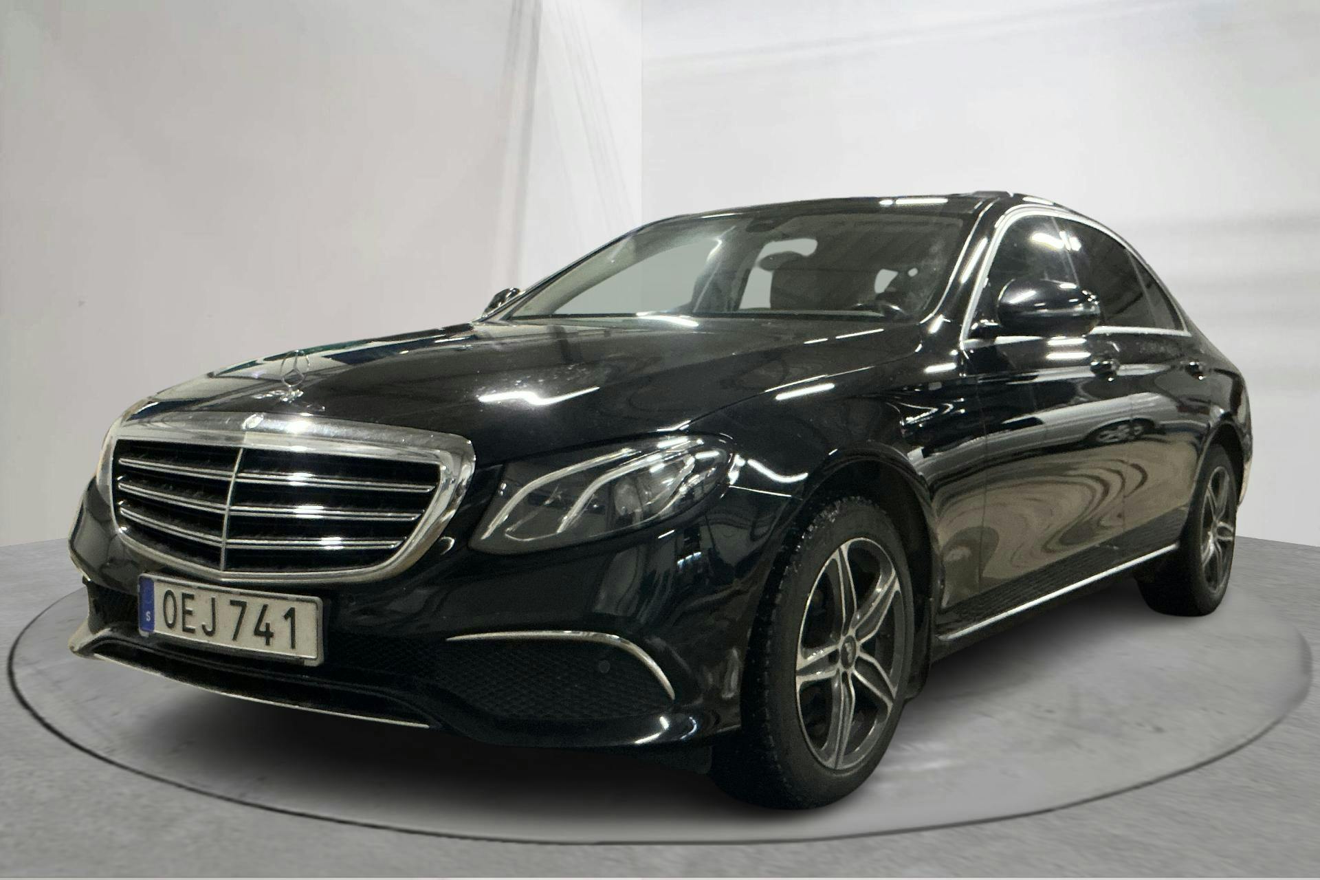 Presentationsfoto 1 av 15: Mercedes E 220 d Sedan W213 (194hk) - 16 935 mil - Automat - svart - 2017