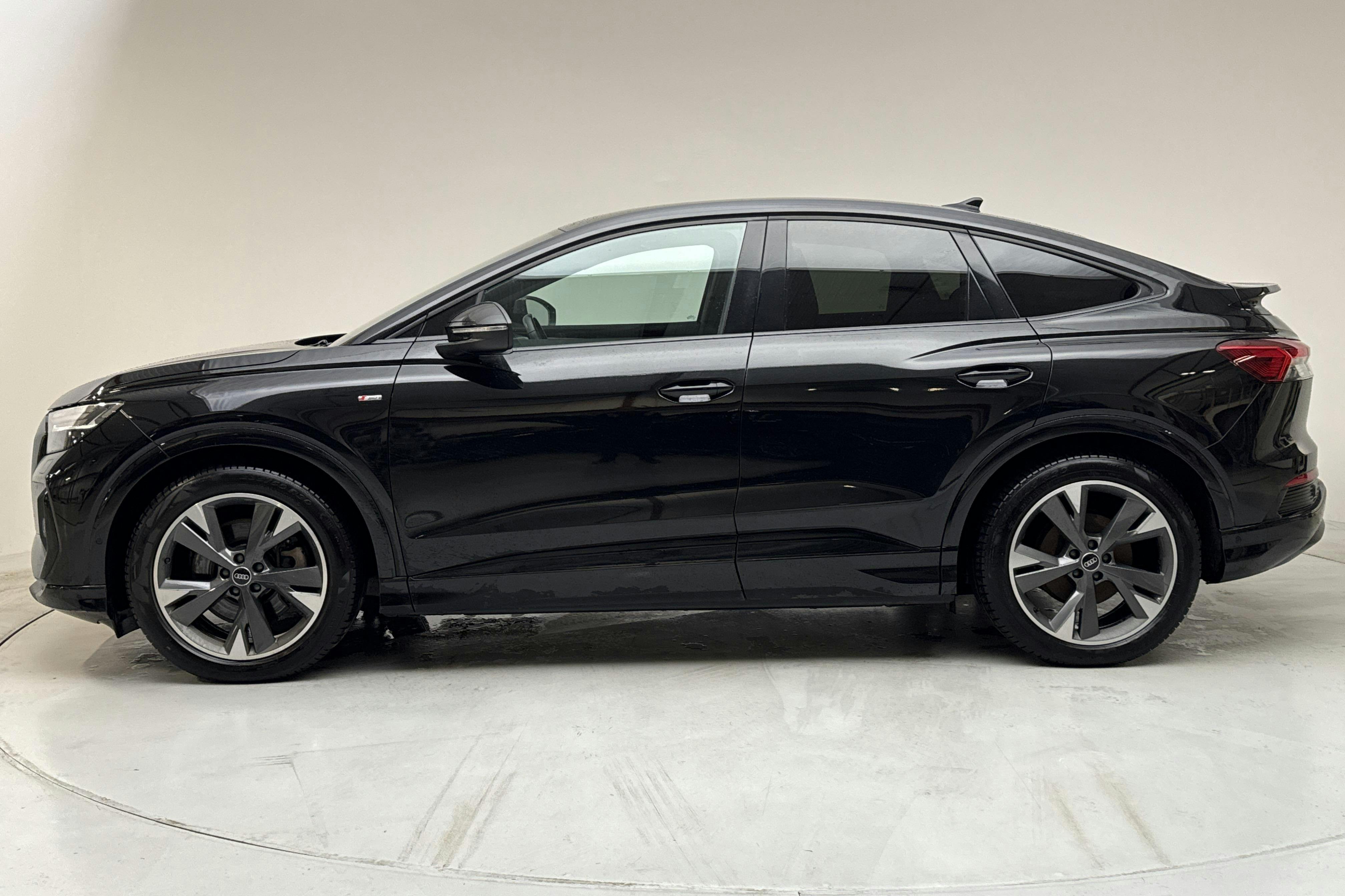 Esitlusfoto 2 aadressil 17: Audi Q4 50 Sportback e-tron quattro 77kWh (299hk) - 90 510 km - Automaatne - must - 2022