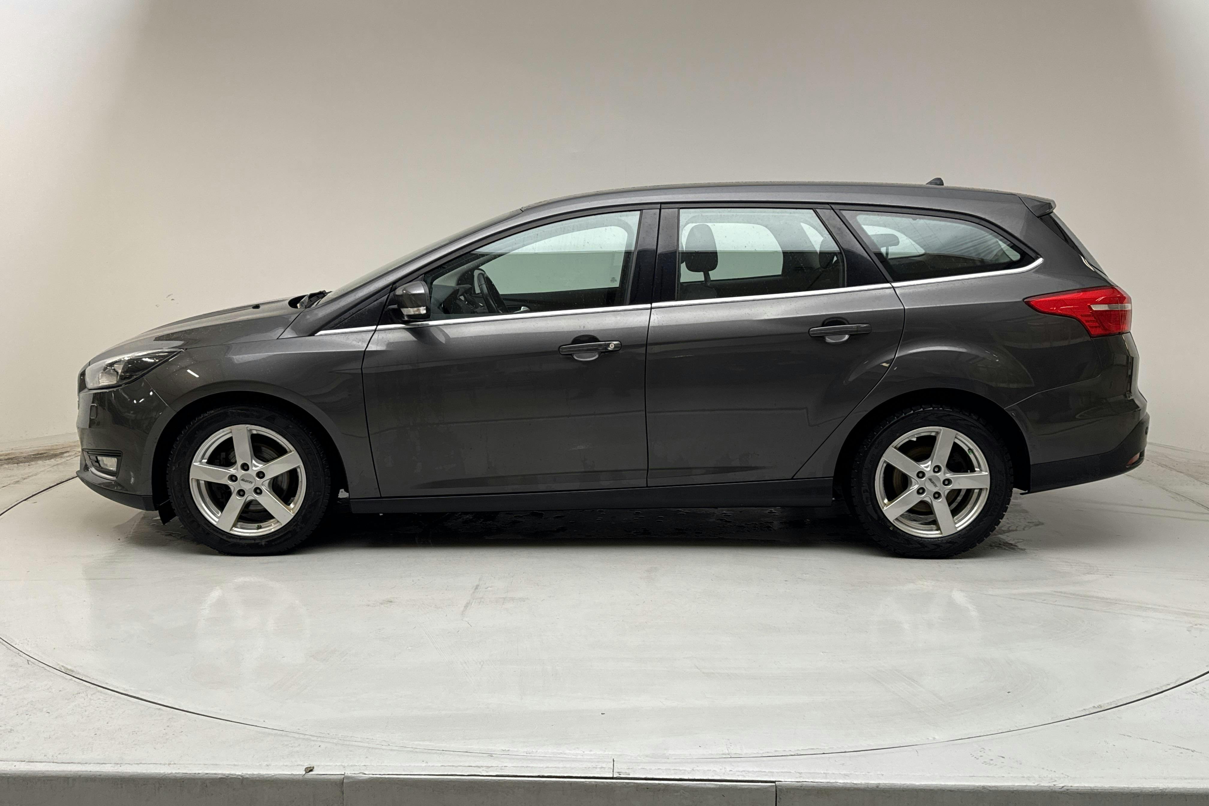 Zdjęcie prezentacyjne 2 z 14: Ford Focus 1.0 EcoBoost Kombi (125hk) - 111 580 km - Automatyczna - szary - 2018
