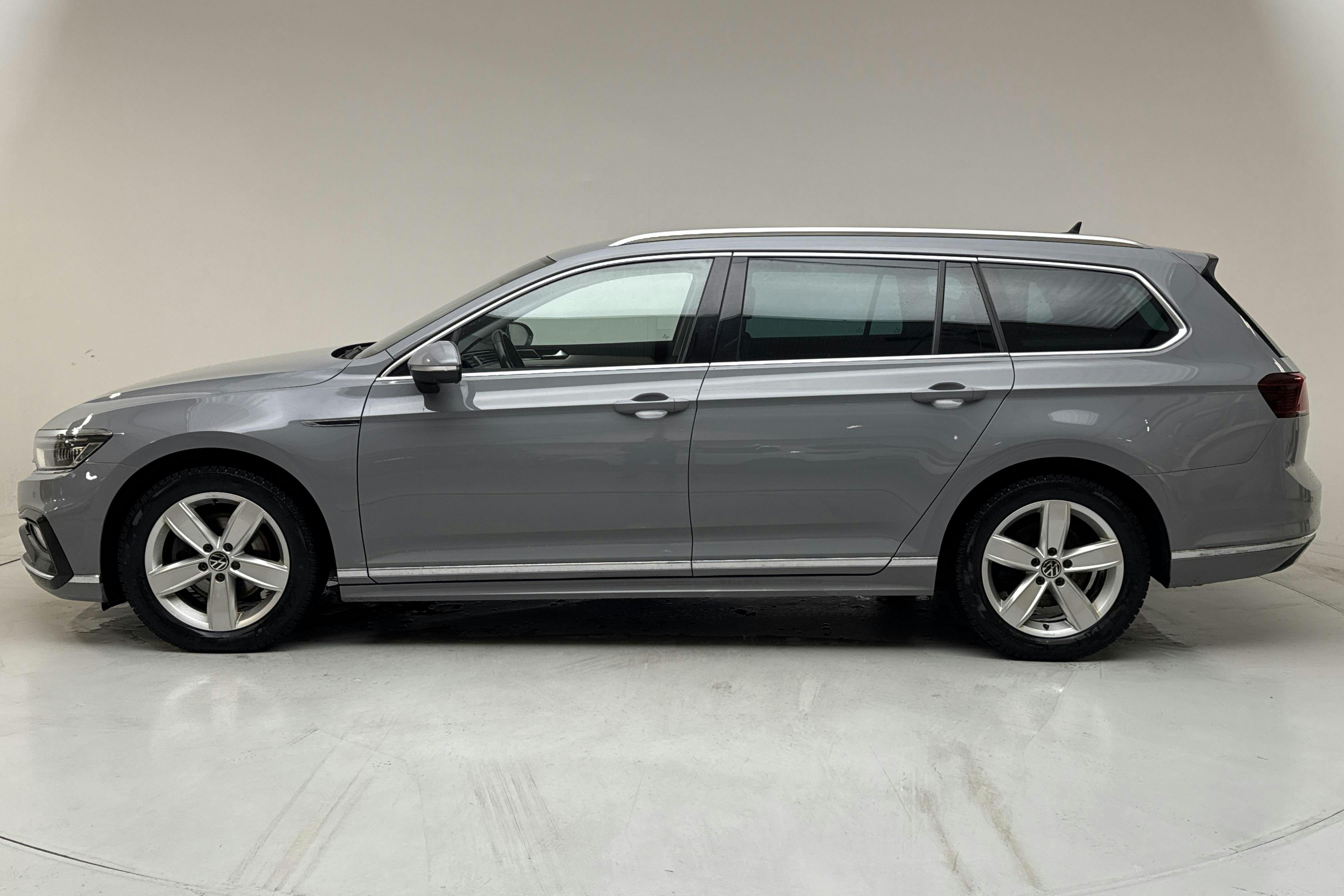 Presentationsfoto 2 av 15: VW Passat 2.0 TDI Sportscombi 4Motion (200hk) - 17 128 mil - Automat - grå - 2022