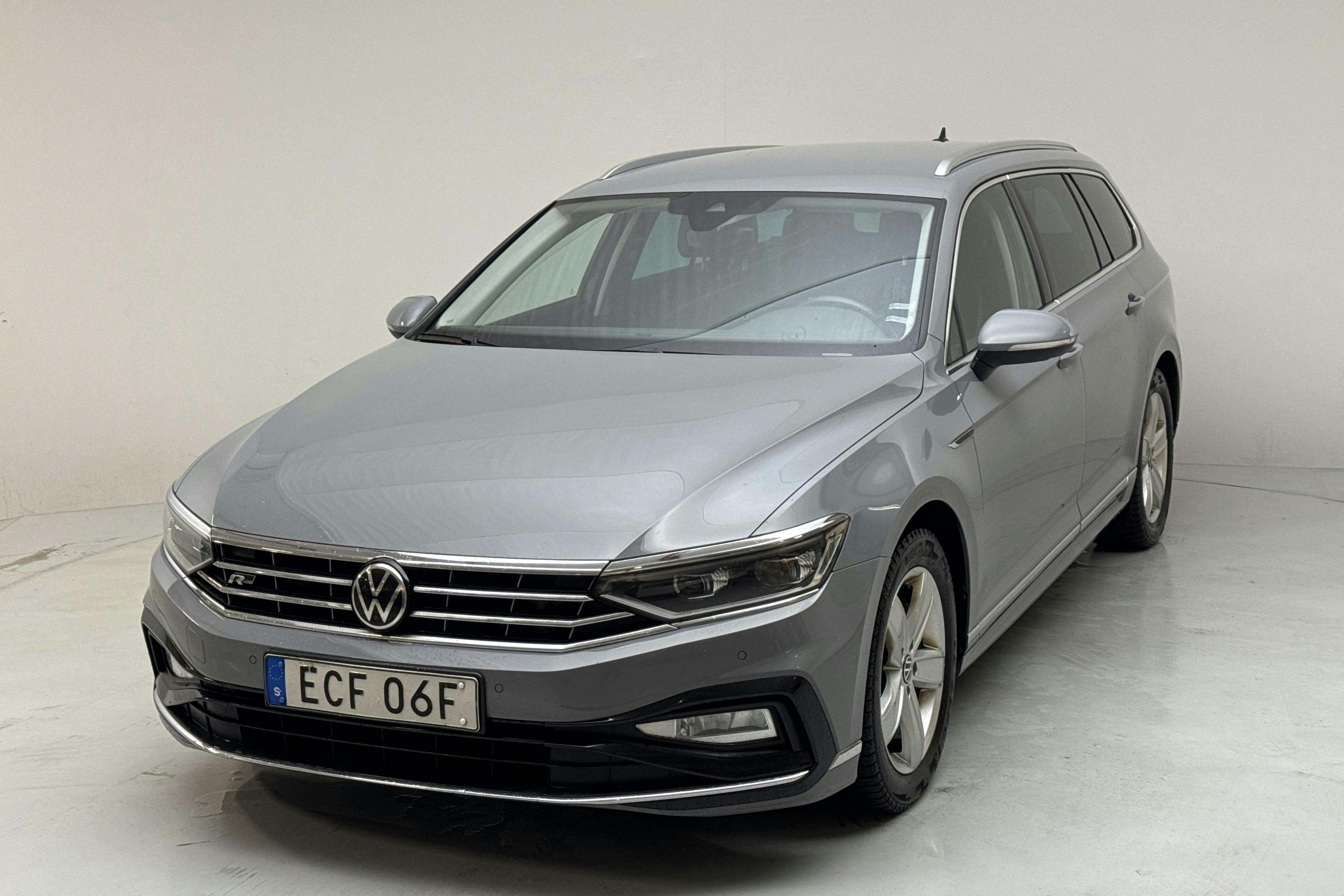 Presentationsfoto 1 av 15: VW Passat 2.0 TDI Sportscombi 4Motion (200hk) - 17 128 mil - Automat - grå - 2022