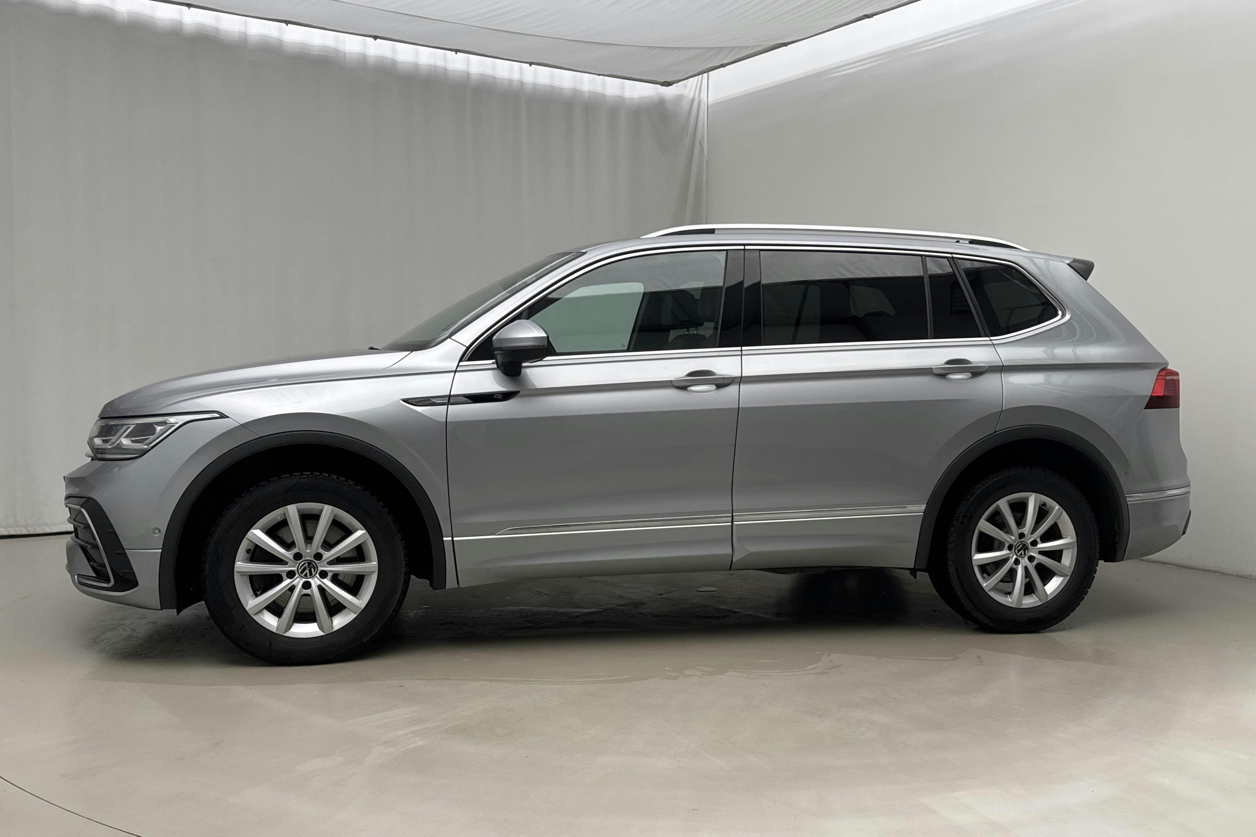Presentationsfoto 2 av 23: VW Tiguan Allspace 2.0 TDI 4MOTION (200hk) - 12 028 mil - Automat - silver - 2022
