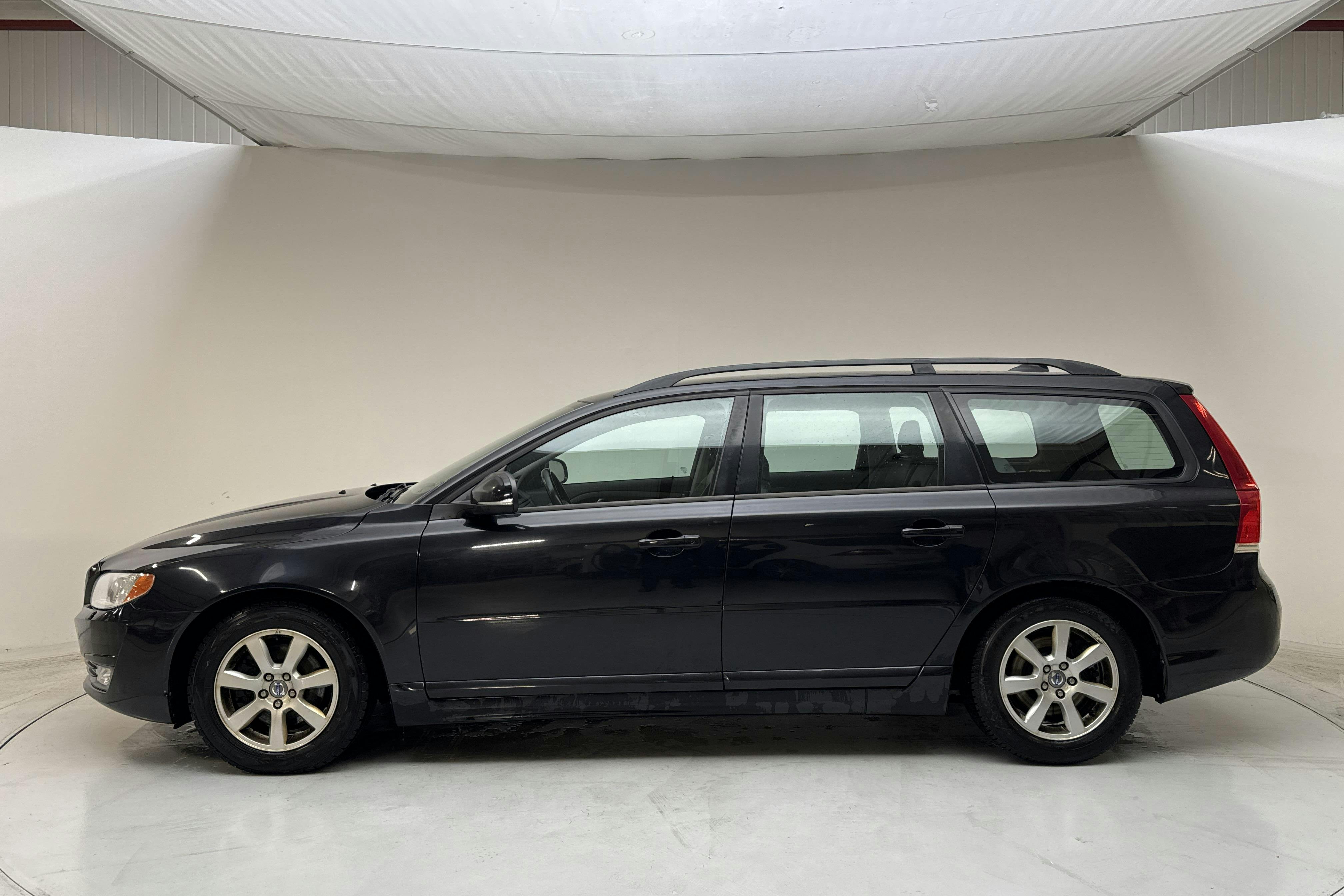 Esitlusfoto 2 aadressil 12: Volvo V70 II D2 (115hk) - 209 850 km - Automaatne - must - 2014