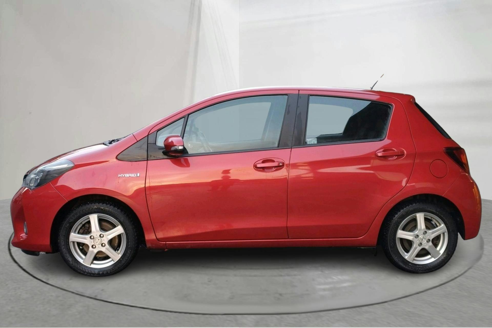 Esitlusfoto 2 aadressil 15: Toyota Yaris 1.5 Hybrid 5dr (101hk) - 70 320 km - Automaatne - Dark Red - 2016