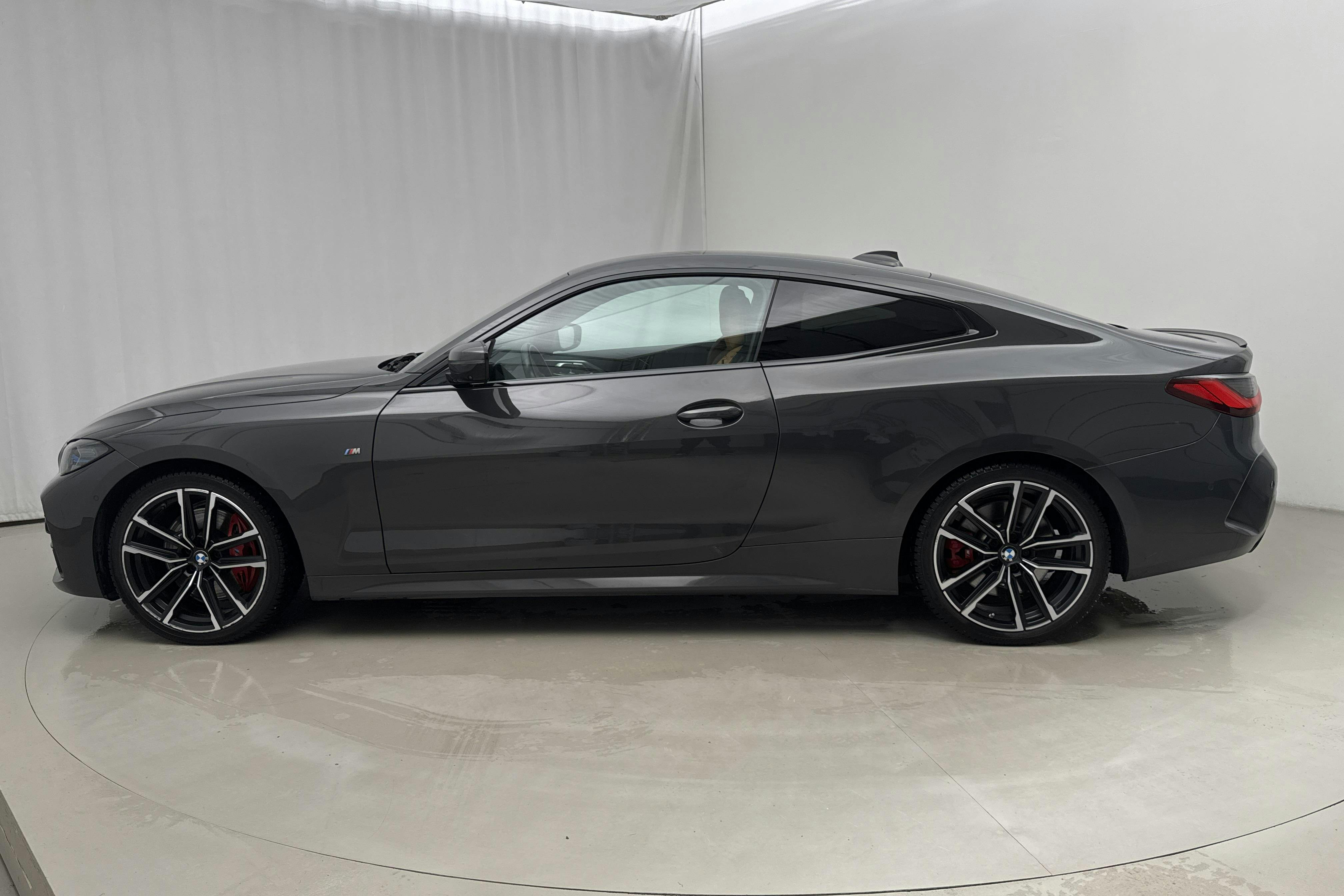 Presentationsfoto 2 av 21: BMW M440i xDrive Coupé, G22 (374hk) - 5 191 mil - Automat - grå - 2023