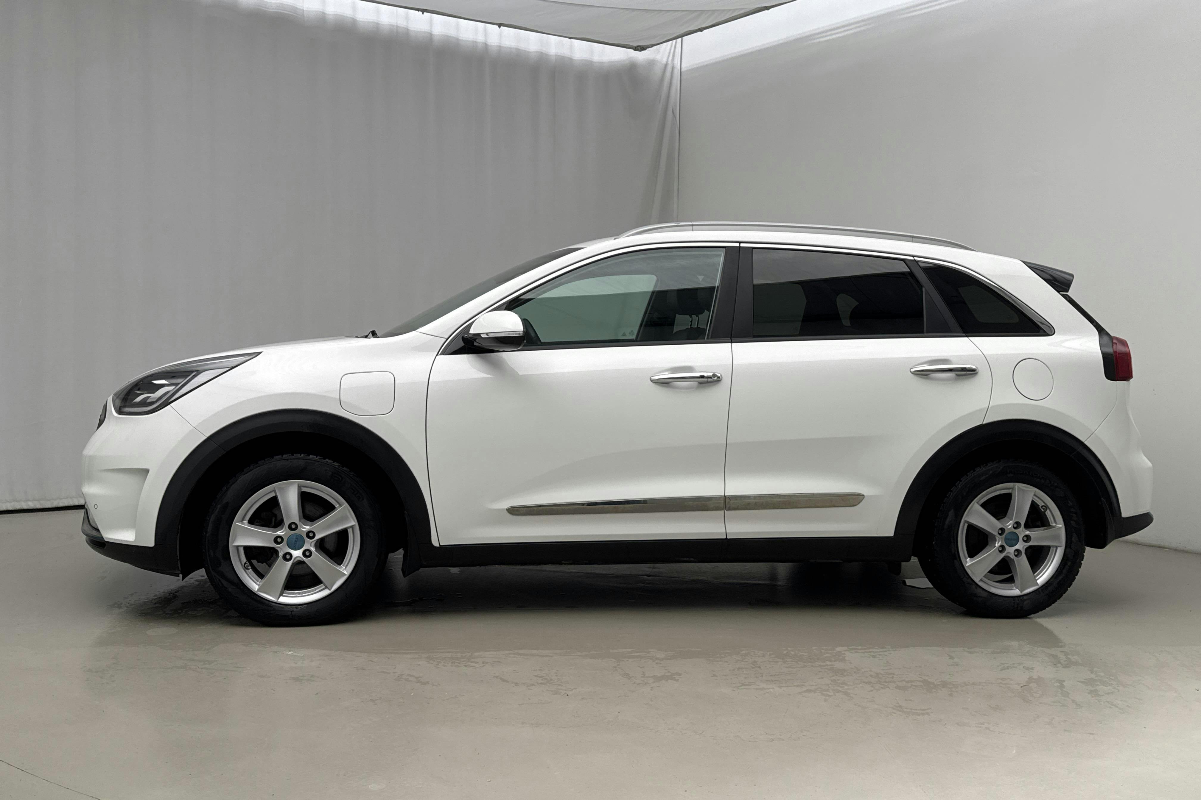 Zdjęcie prezentacyjne 2 z 23: KIA Niro Plug-in Hybrid 1.6 (141hk) - 30 550 km - Automatyczna - biały - 2018