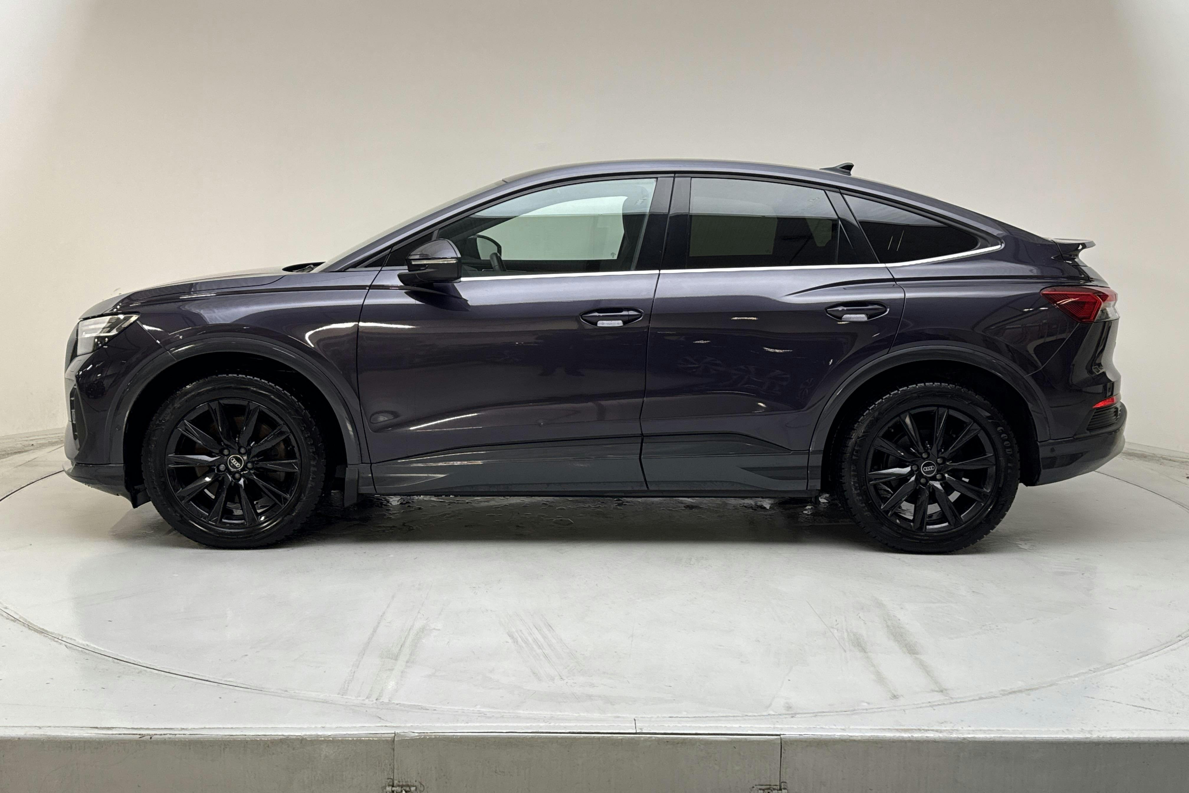 Presentationsfoto 2 av 21: Audi Q4 40 e-tron 77kWh (204hk) - 10 290 mil - Automat - 2023