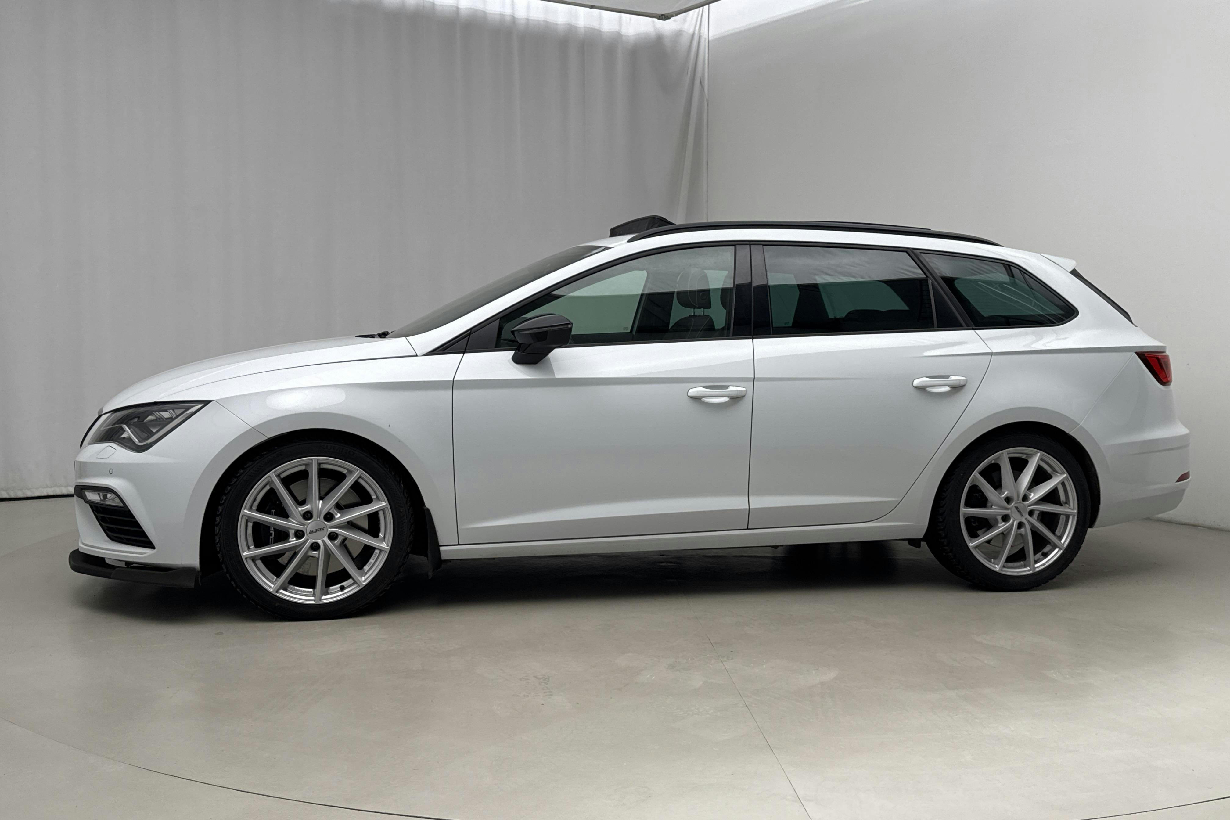 Presentationsfoto 2 av 25: Seat Leon 2.0 TSI Cupra ST 4Drive (300hk) - 9 004 mil - Automat - vit - 2020