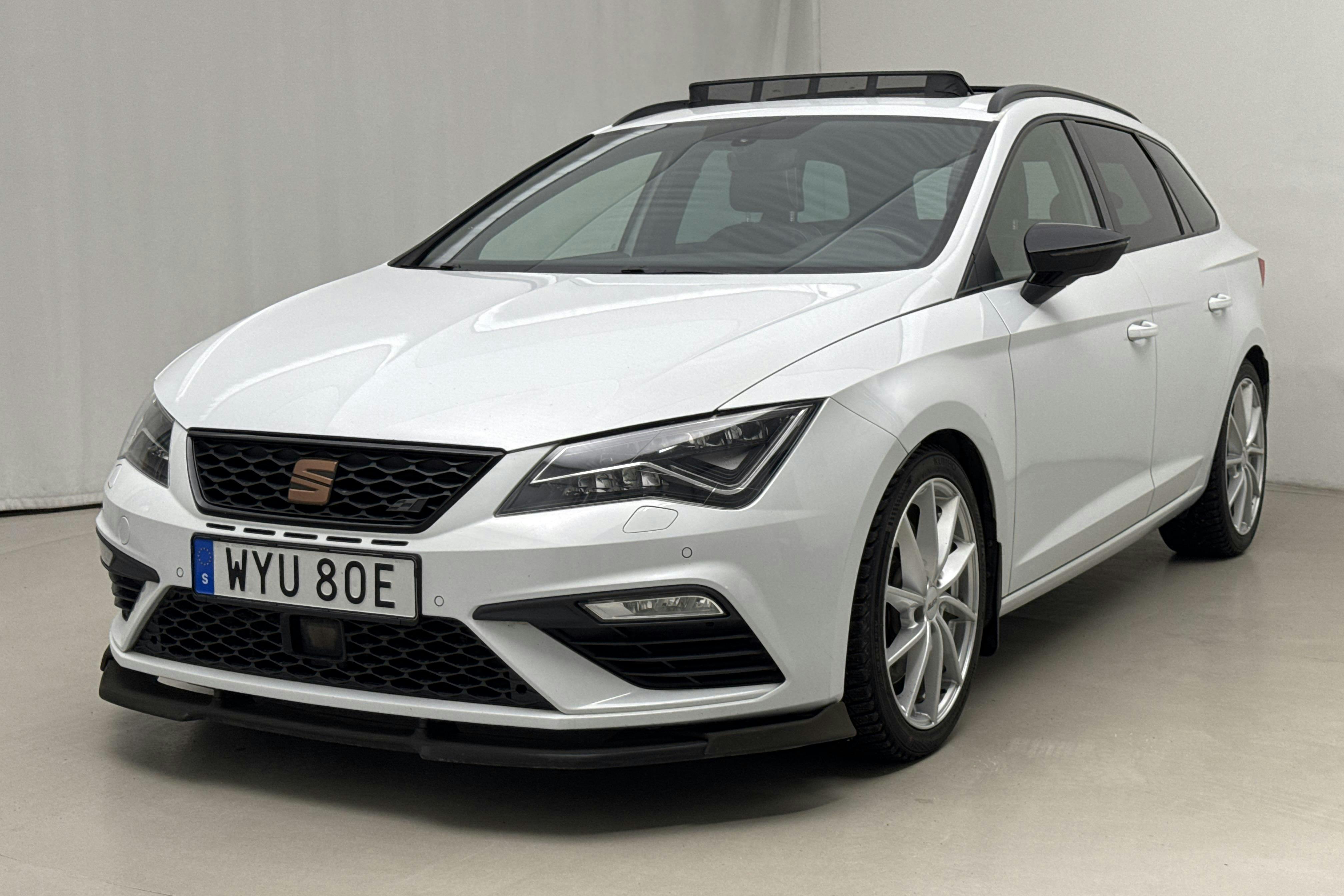 Presentationsfoto 1 av 25: Seat Leon 2.0 TSI Cupra ST 4Drive (300hk) - 9 004 mil - Automat - vit - 2020