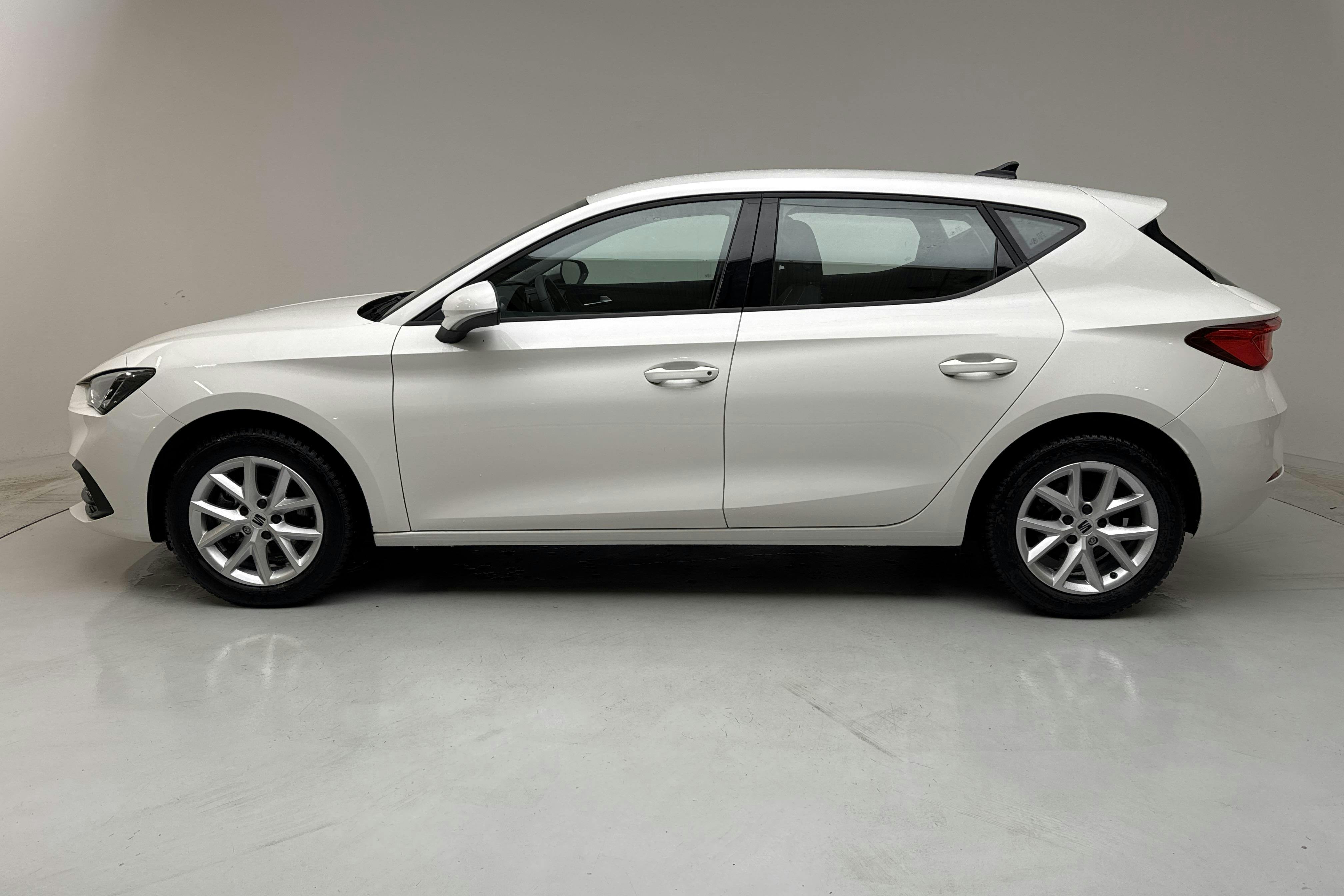 Esittelykuva 2 osoitteesta 12: Seat Leon 1.5 TGI 5dr (130hk) - 5 780 km - Automaattinen - valkoinen - 2023