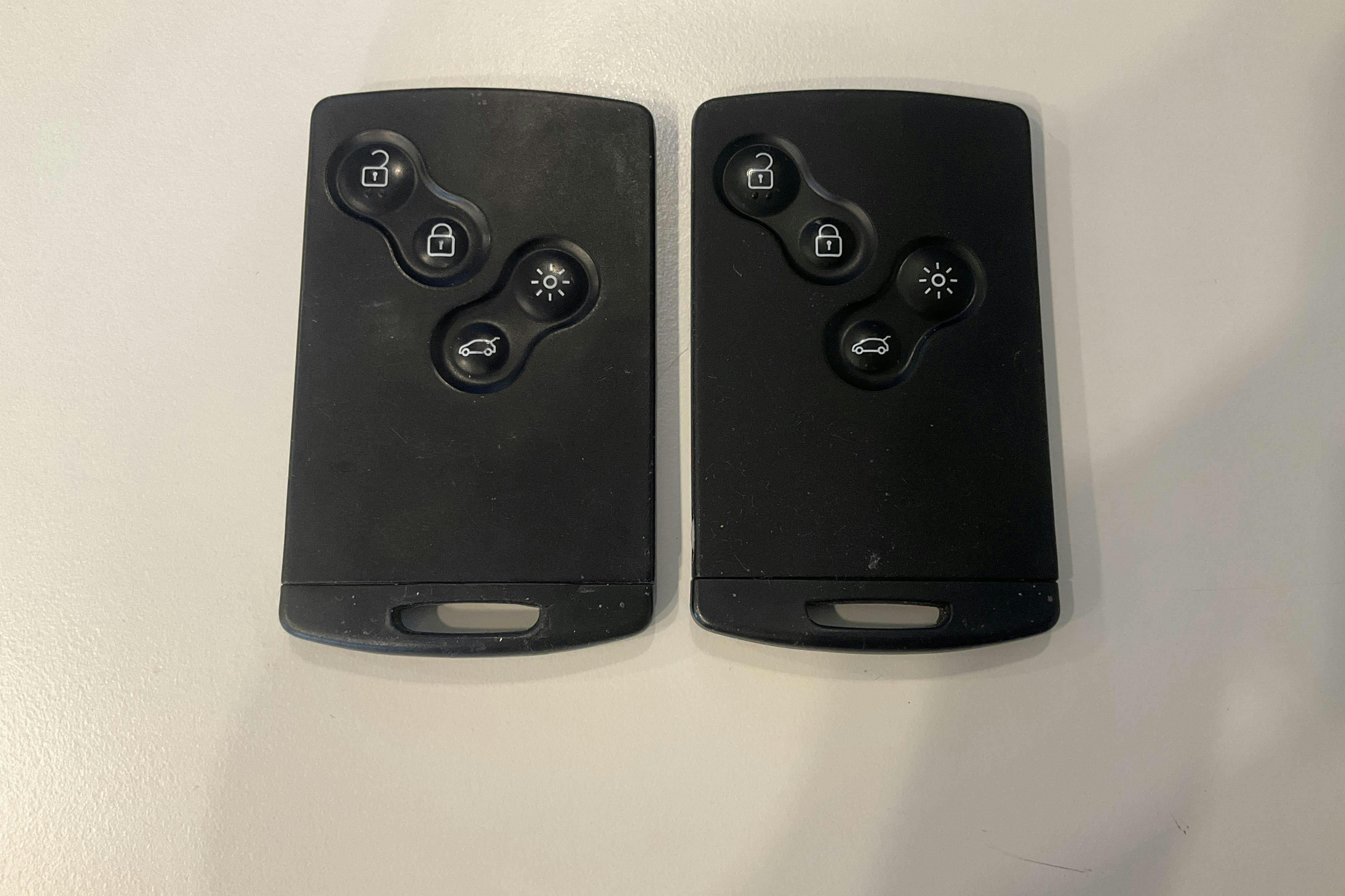 Presentation photo 19 of 19: Renault Clio IV R.S. 200 (200hk) - 145 780 km - Automatic - white - 2014