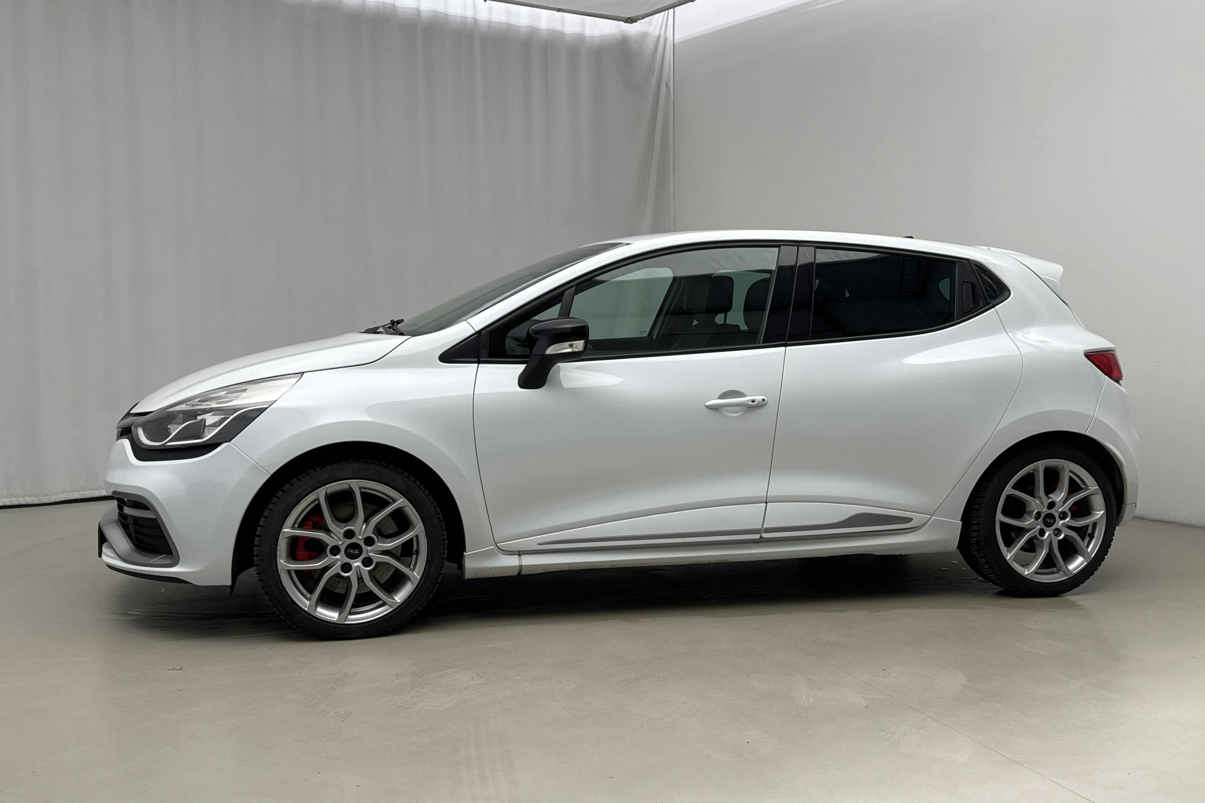 Presentation photo 2 of 19: Renault Clio IV R.S. 200 (200hk) - 145 780 km - Automatic - white - 2014