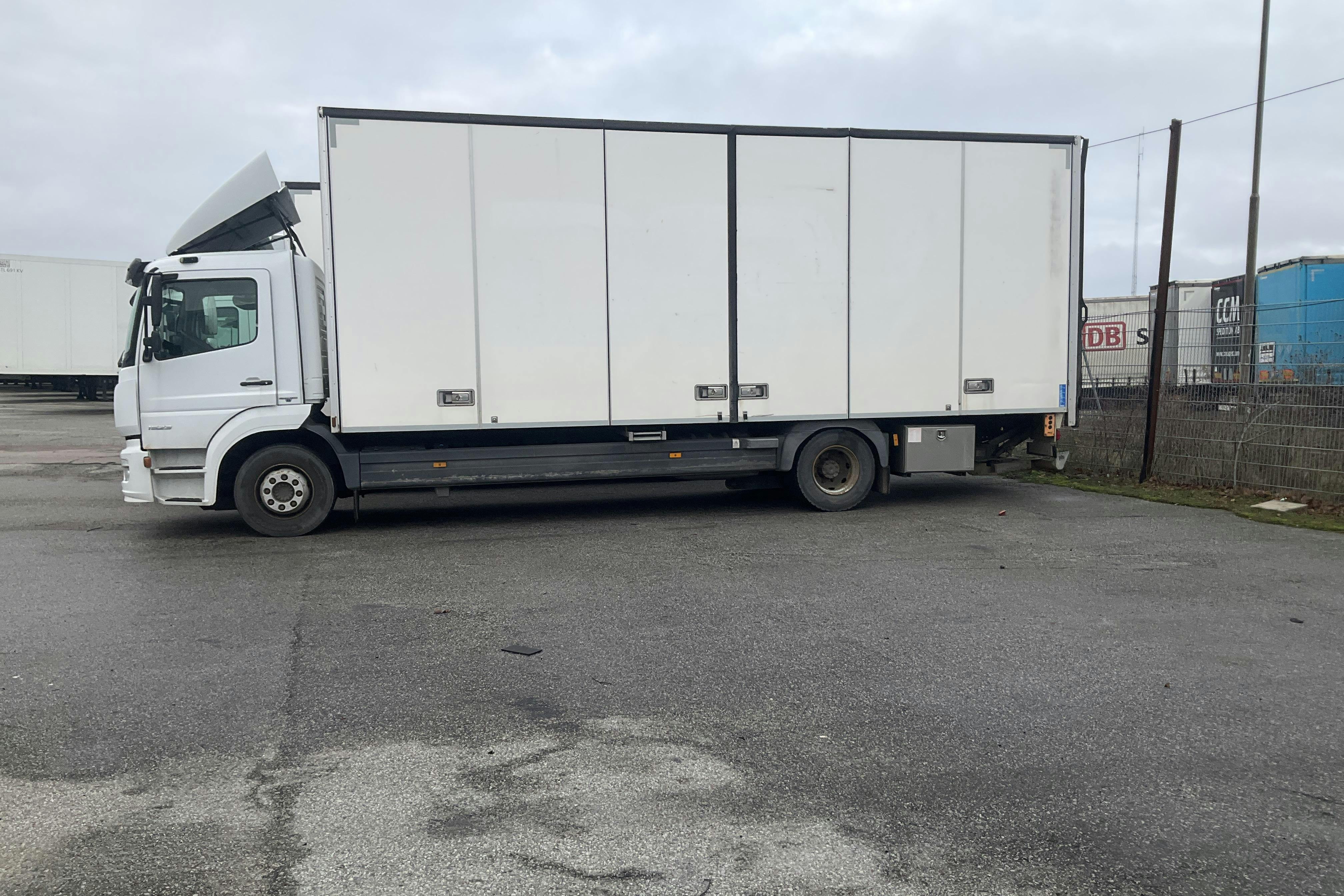 Zdjęcie prezentacyjne 2 z 21: MERCEDES ATEGO - 292 497 km - Automatyczna - biały - 2017