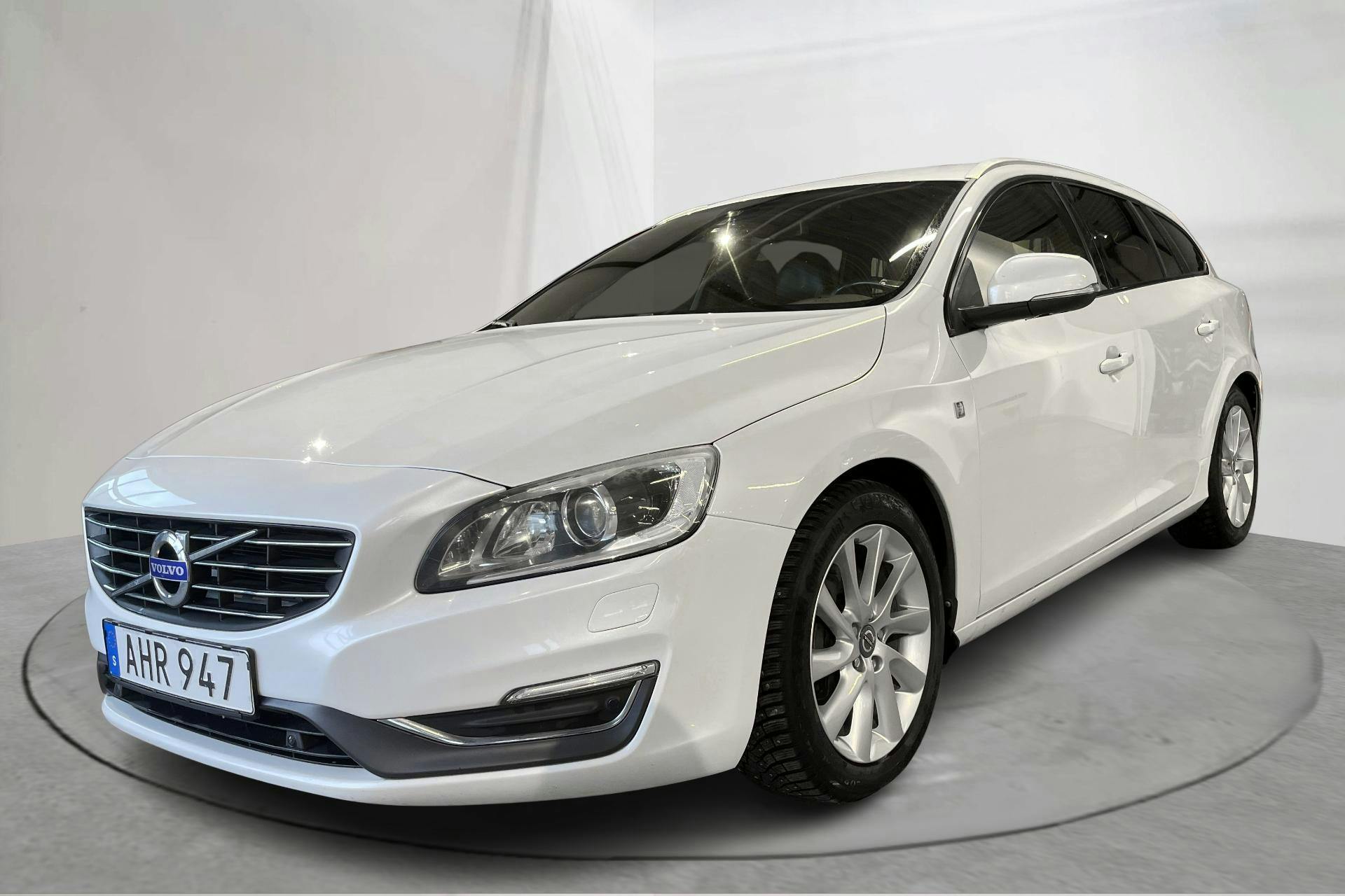 Presentation photo 1 of 15: Volvo V60 D4 AWD (181hk) - 199 050 km - Automatic - white - 2015