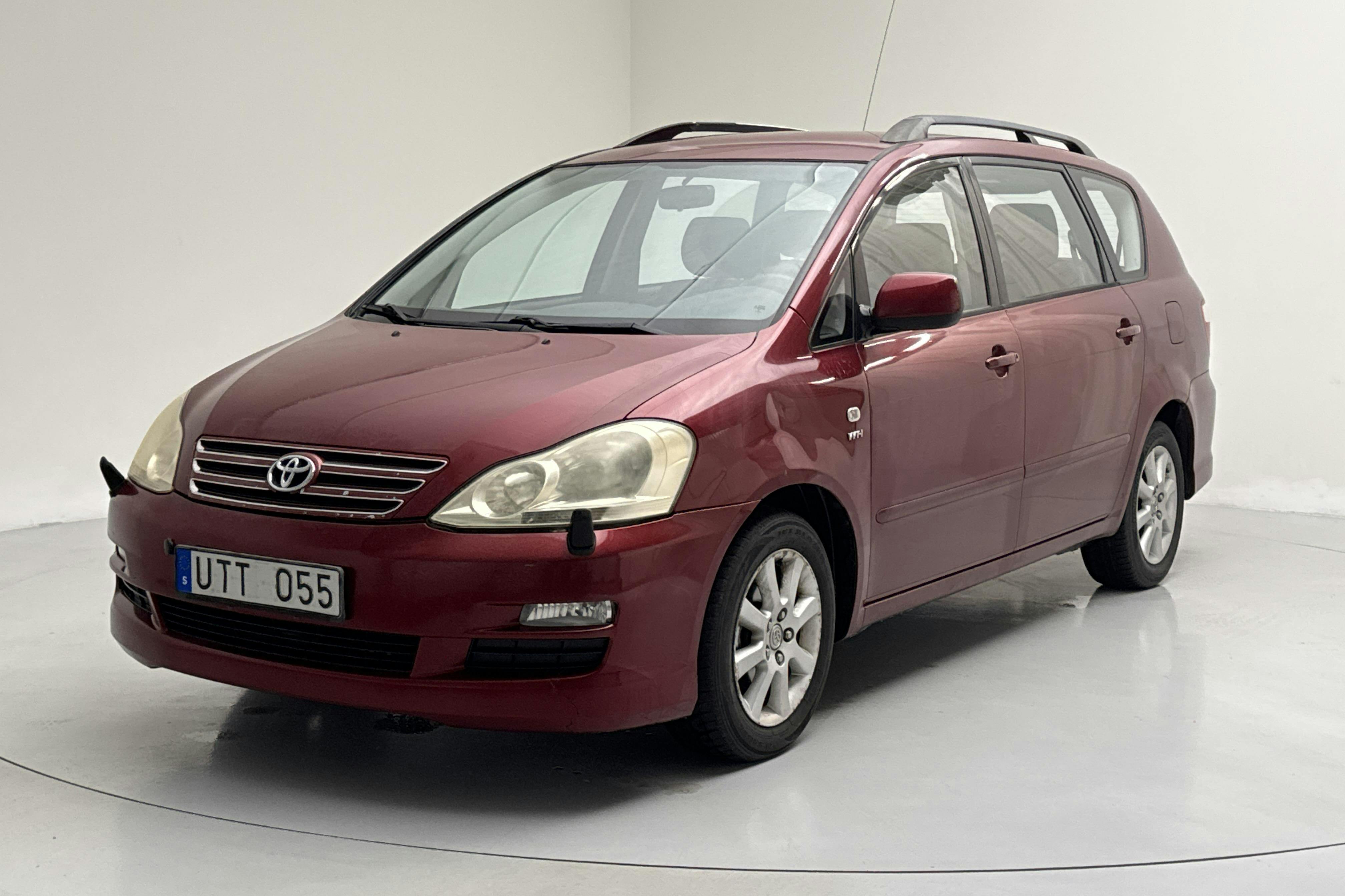 Presentationsfoto 1 av 12: Toyota Avensis Verso 2.0 (150hk) - 17 096 mil - Manuell - Dark Red - 2004