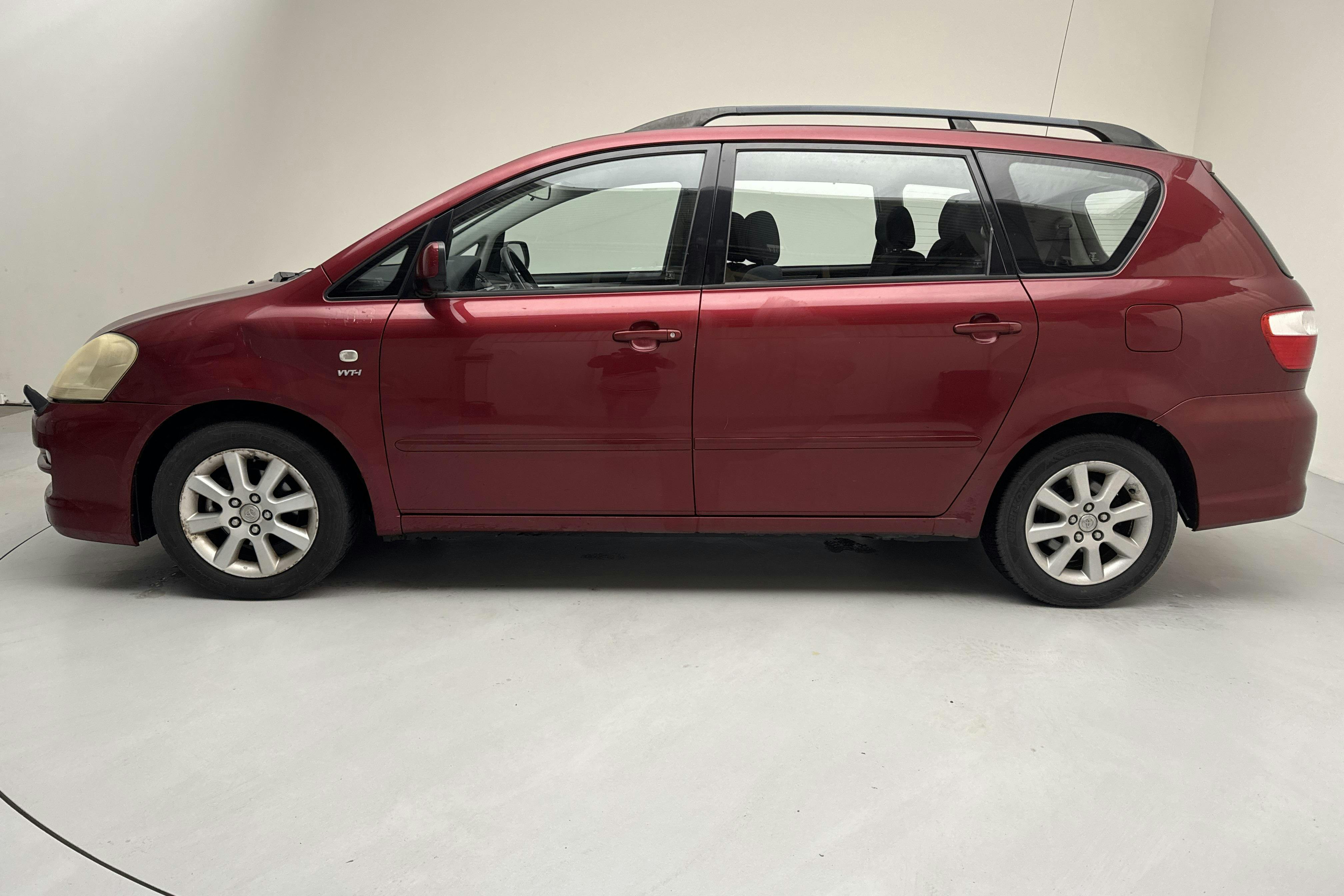 Presentationsfoto 2 av 12: Toyota Avensis Verso 2.0 (150hk) - 17 096 mil - Manuell - Dark Red - 2004