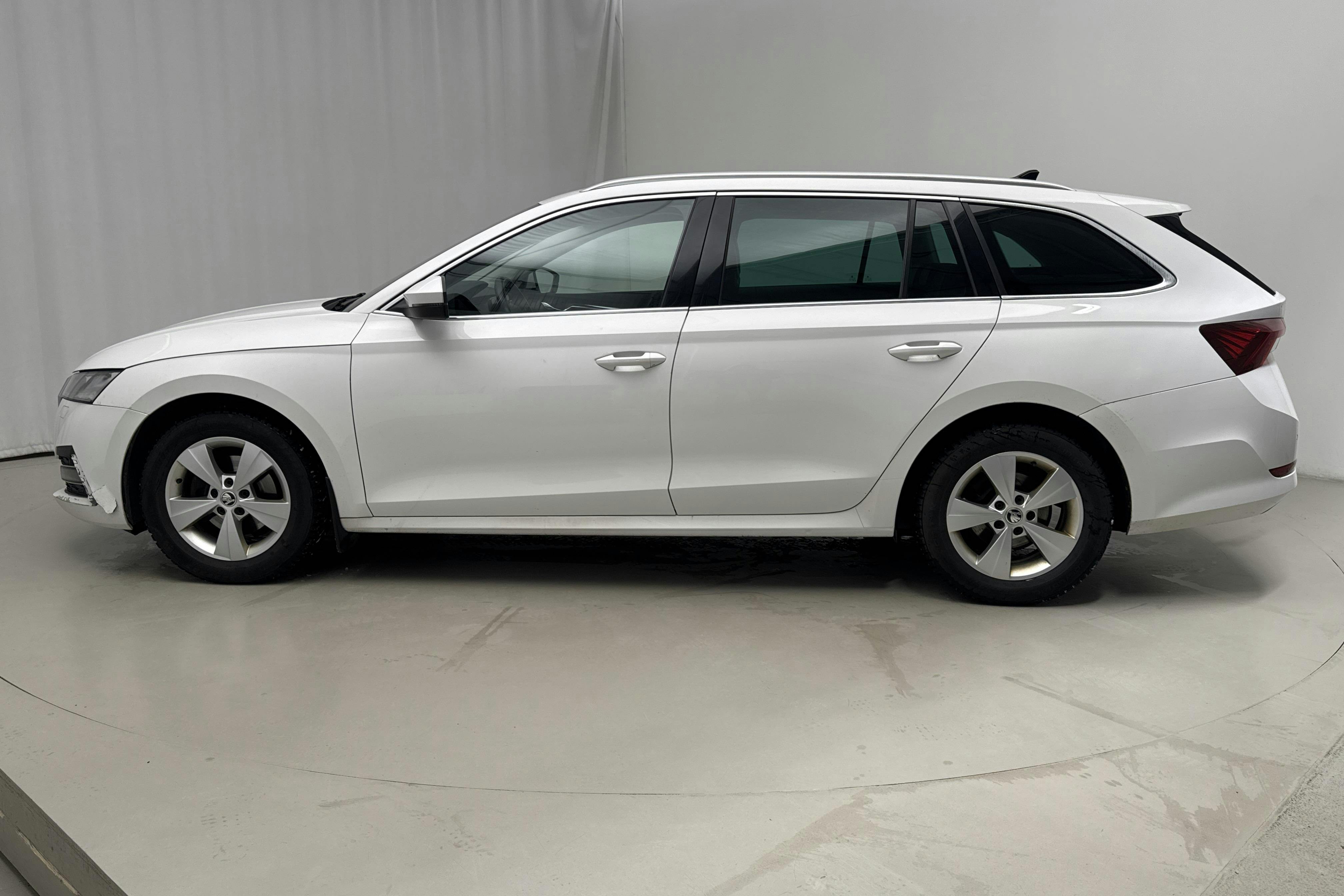 Presentationsfoto 2 av 17: Skoda Octavia G-TEC 1.5 TSI Combi (130hk) - 35 663 mil - Automat - vit - 2021
