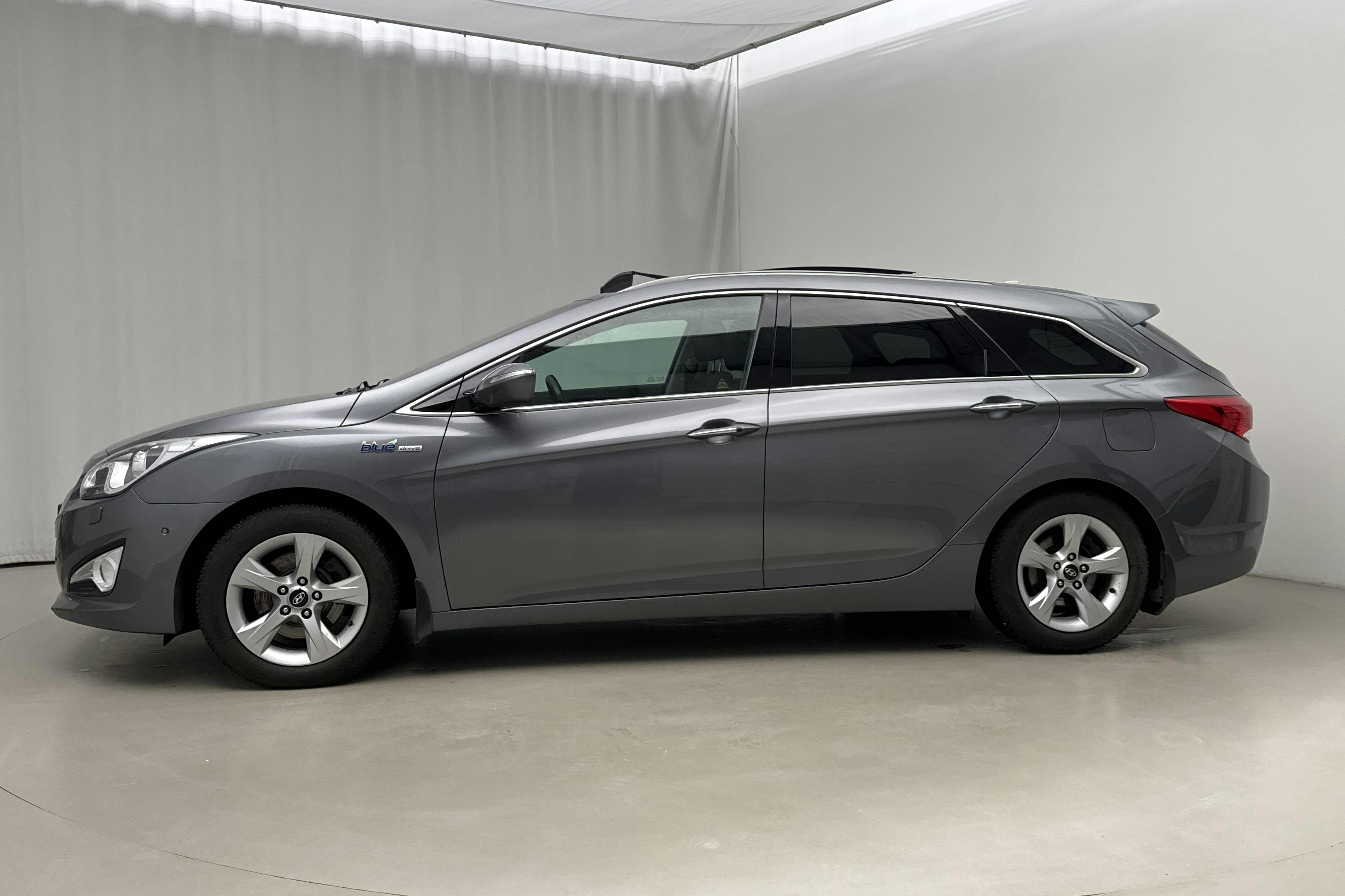 Esittelykuva 2 osoitteesta 22: Hyundai i40 1.7 CRDi Kombi (136hk) - 141 220 km - Manuaalinen - hopea - 2012