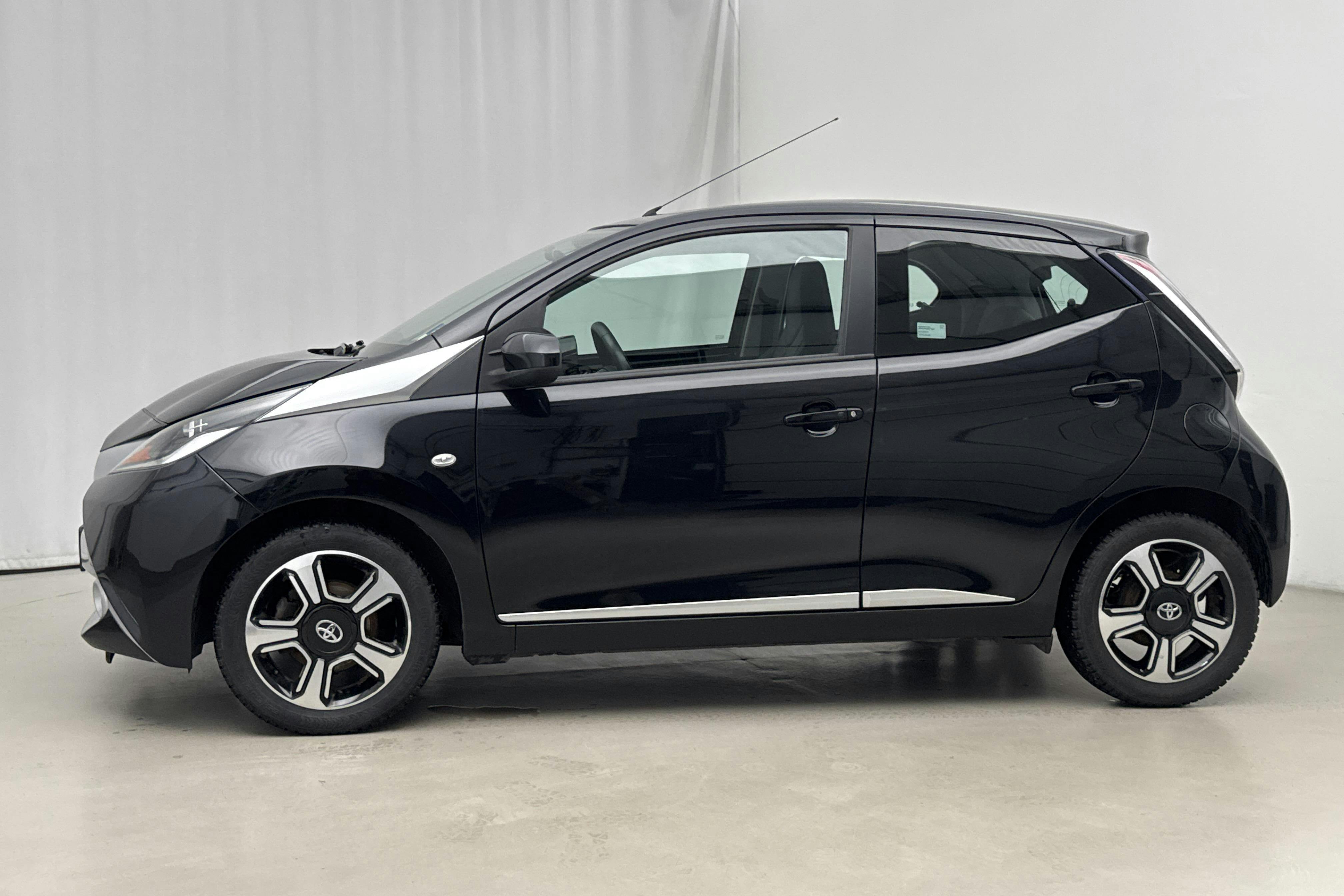 Presentation photo 2 of 18: Toyota Aygo 1.0 5dr (69hk) - 130 030 km - Manual - black - 2014