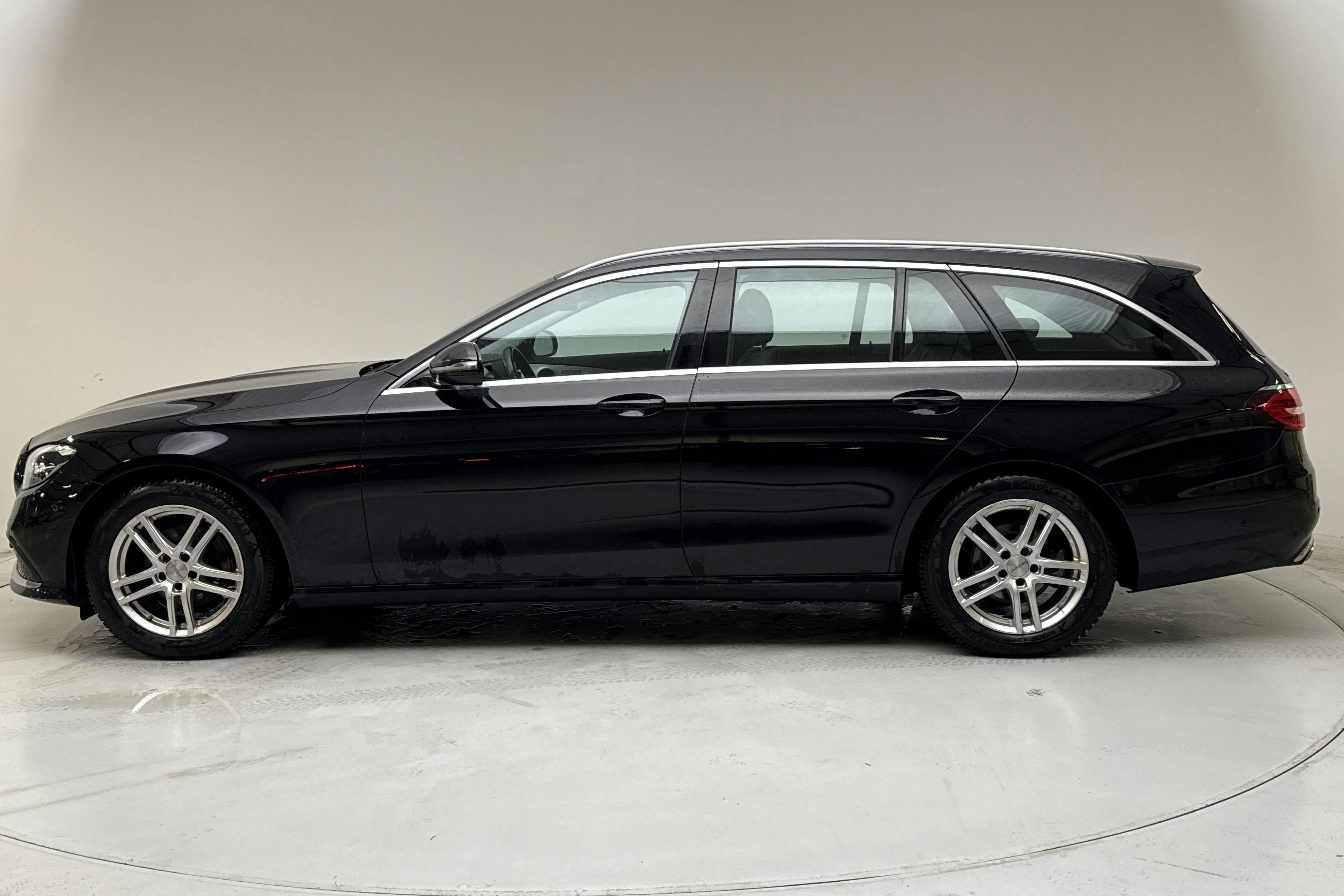 Presentationsfoto 2 av 15: Mercedes E 200 d Kombi S213 (160hk) - 13 855 mil - Automat - svart - 2021
