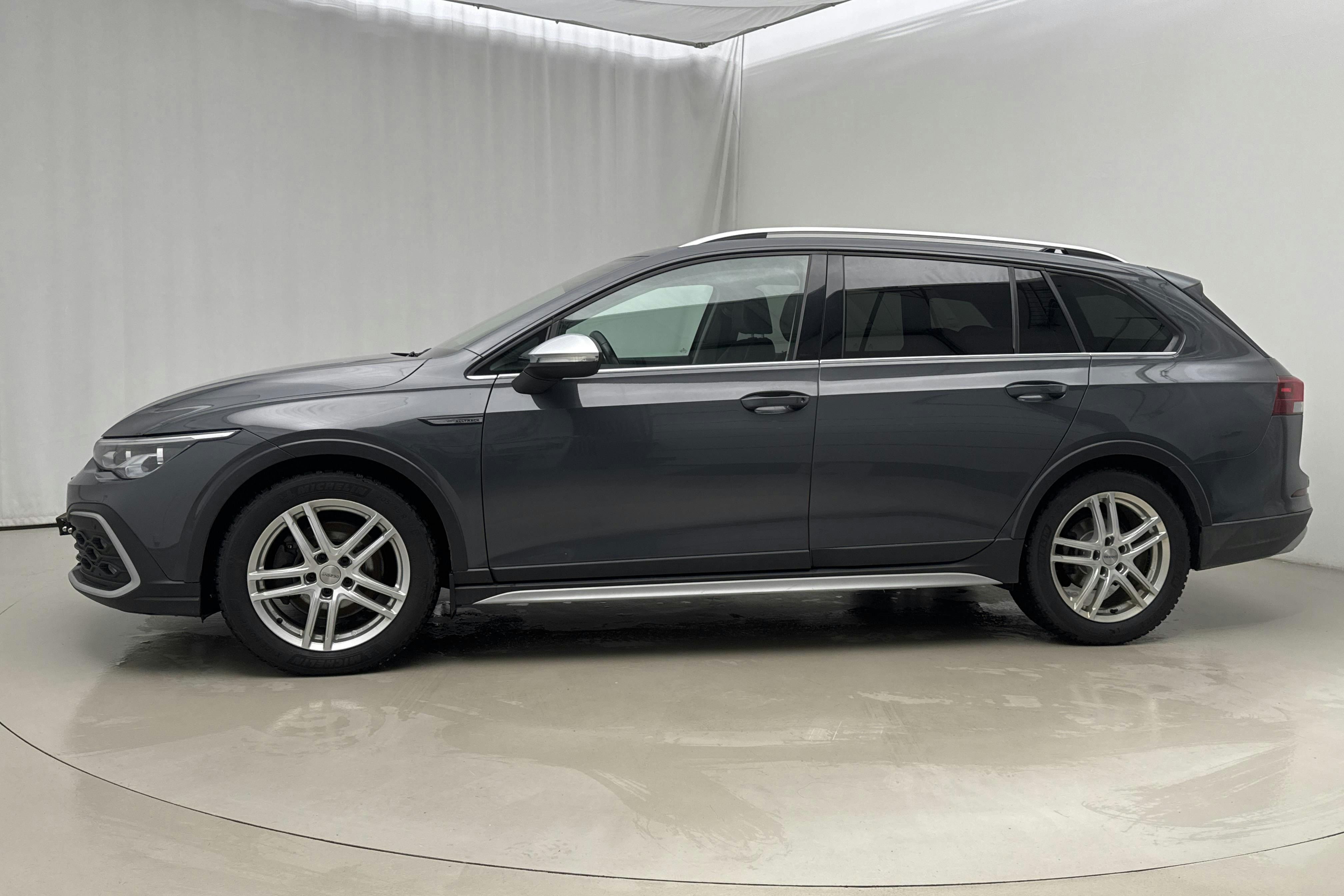 Presentationsfoto 2 av 17: VW Golf Alltrack 2.0 TDI SCR 4Motion (200hk) - 23 206 mil - Automat - grå - 2022